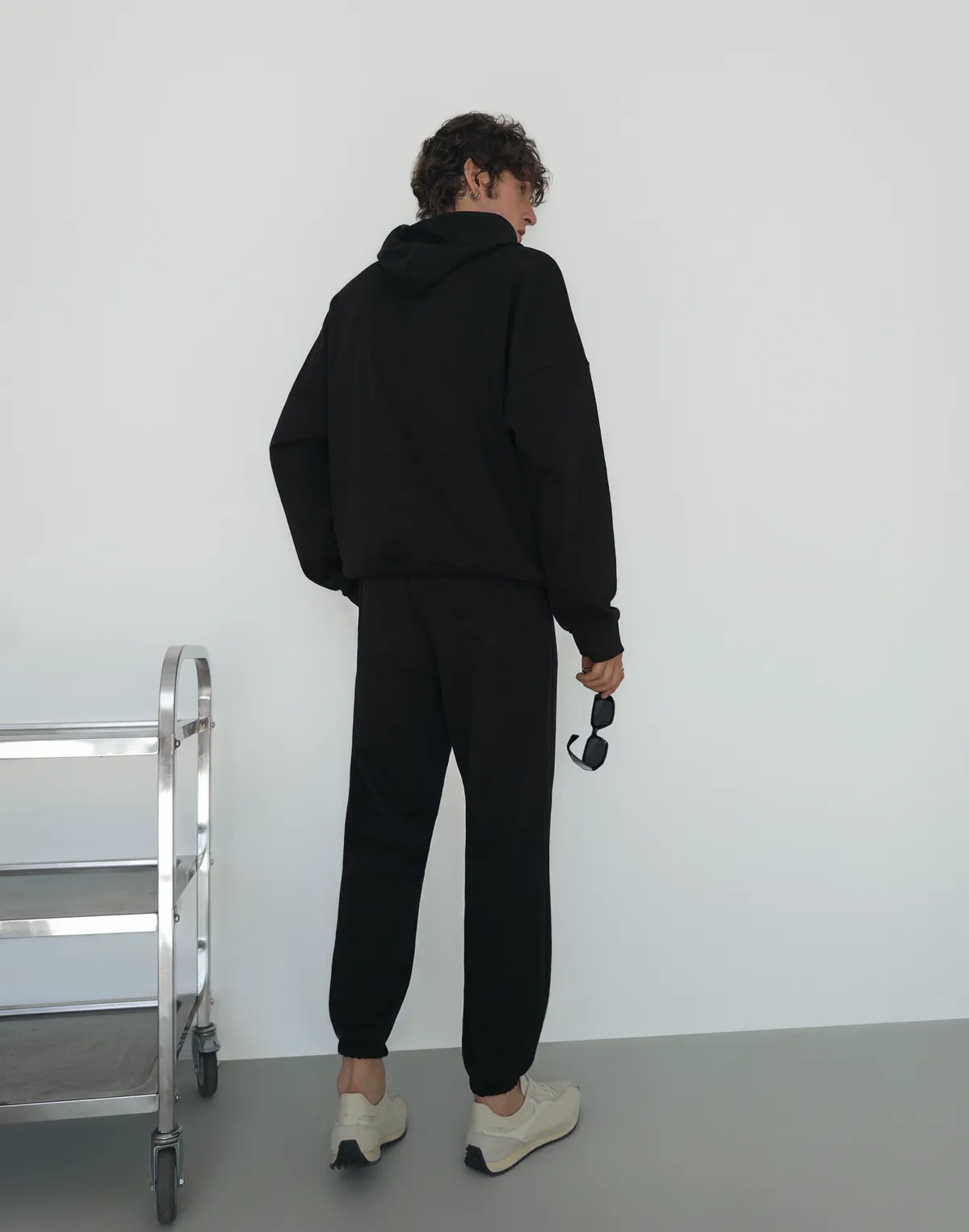 Комплект чоловічій весняний худі з капюшоном та джогери базові, чорні - Фото 2