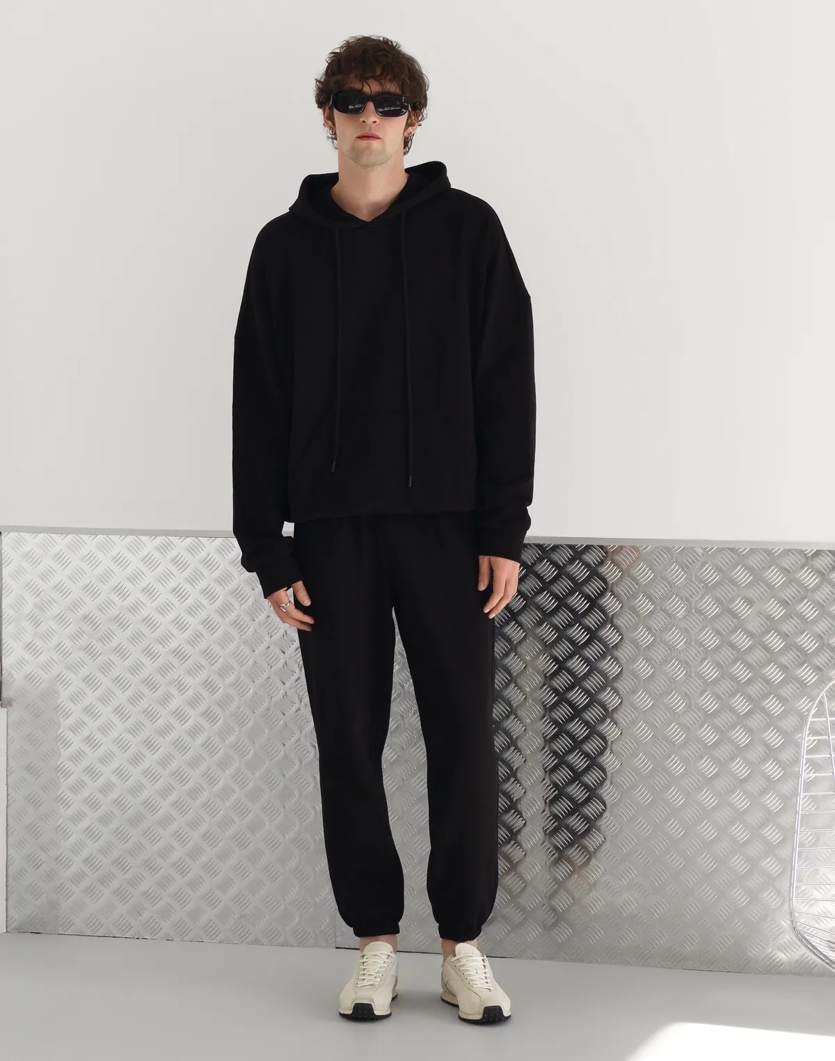 Комплект чоловічій весняний худі з капюшоном та джогери базові, чорні - Фото 3