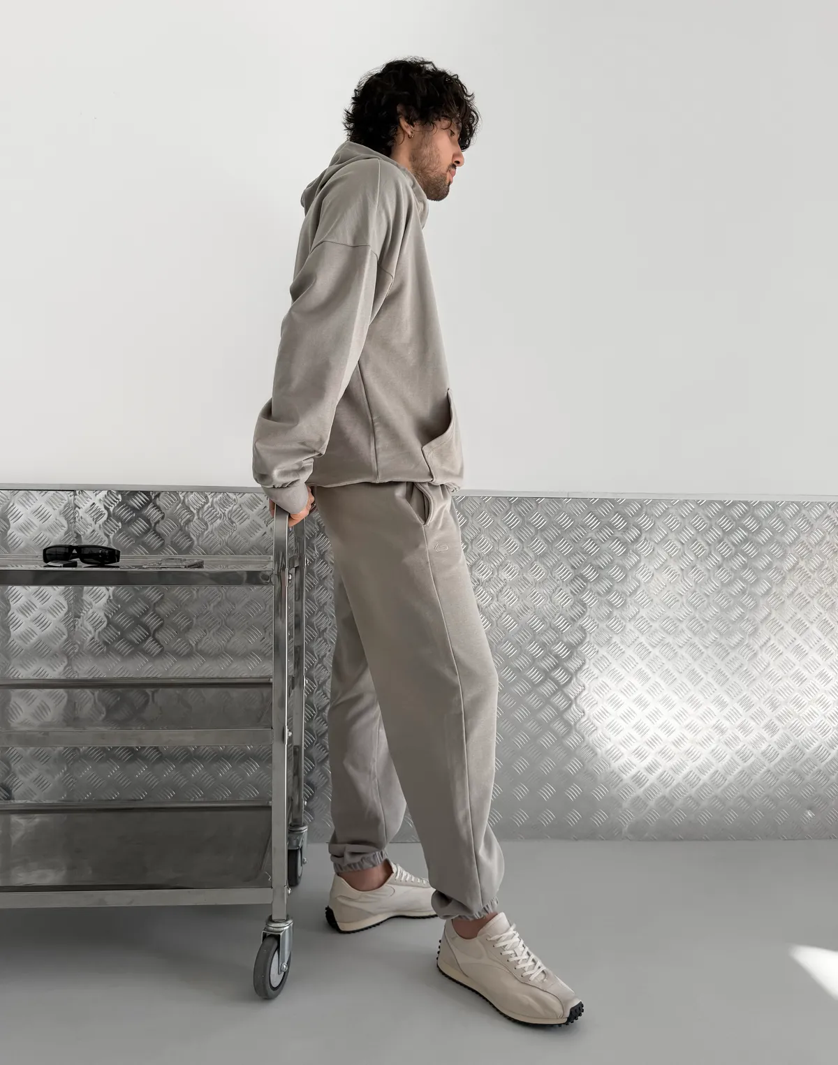 Комплект чоловічій весняний худі з капюшоном та джогери базові, нейтральний сірий - Фото 4