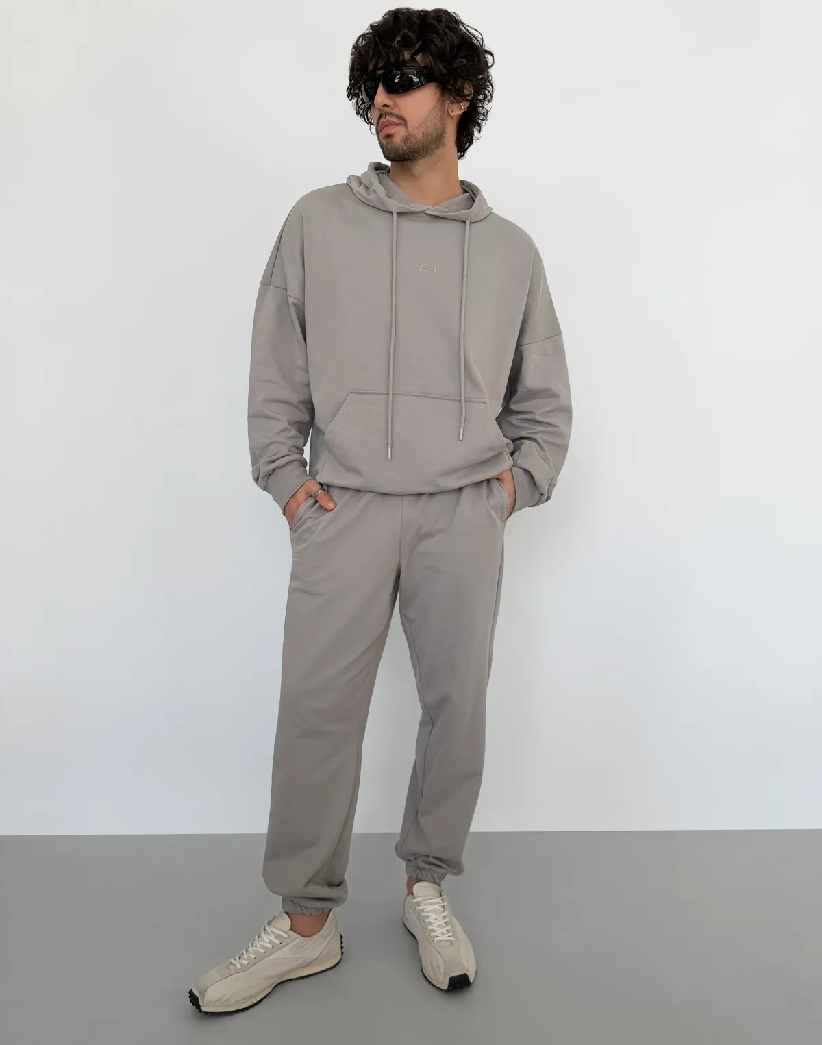 Комплект чоловічій весняний худі з капюшоном та джогери базові, нейтральний сірий - Фото 1