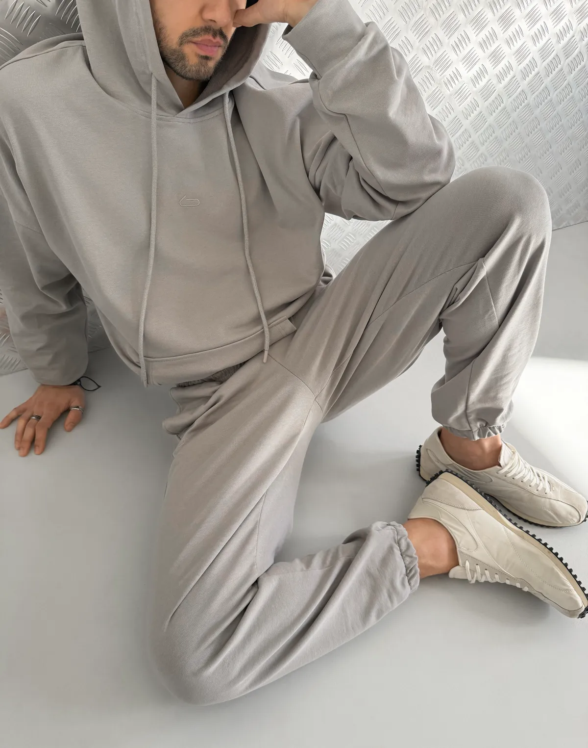 Комплект чоловічій весняний худі з капюшоном та джогери базові, нейтральний сірий - Фото 3