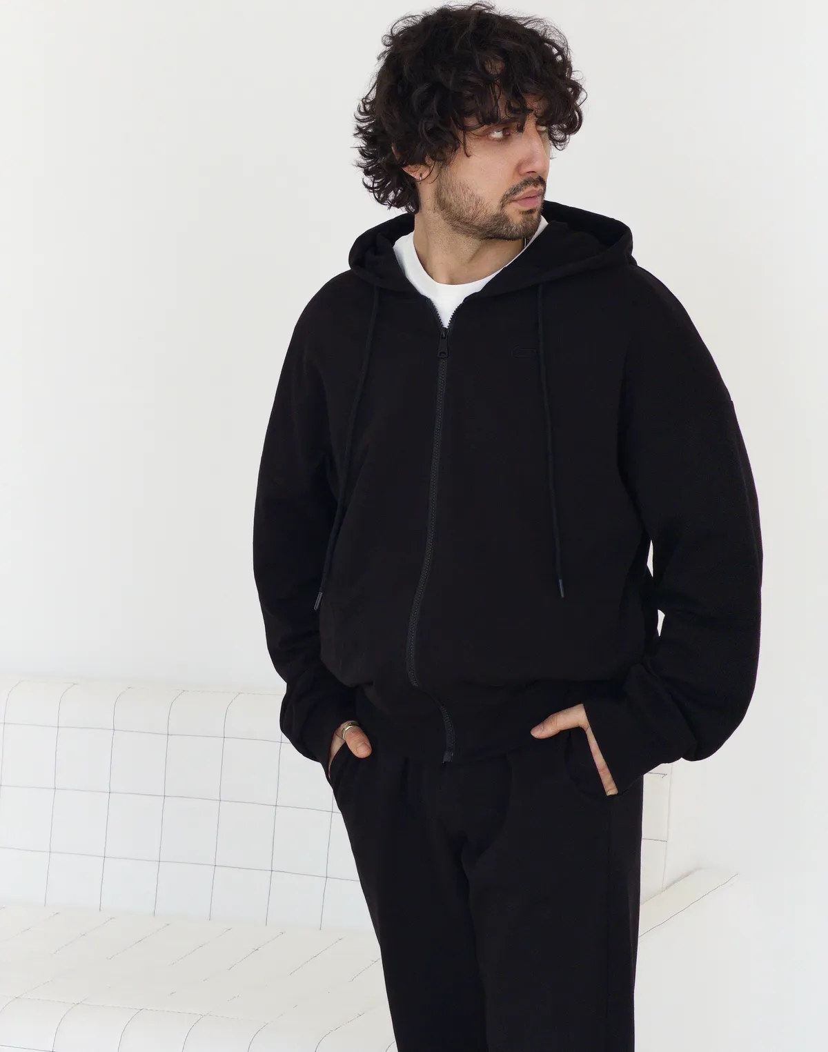 Зіпер чоловічий весняний з капюшоном, чорний - Фото 4