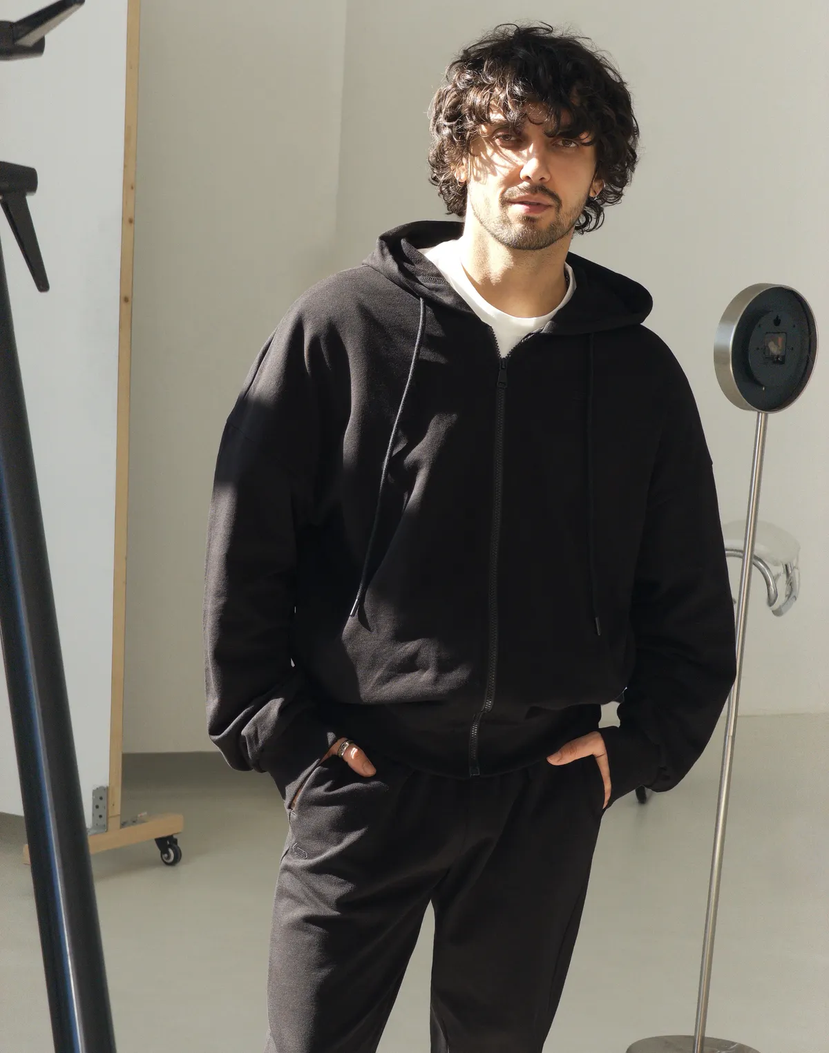 Зіпер чоловічий весняний з капюшоном, чорний - Фото 3