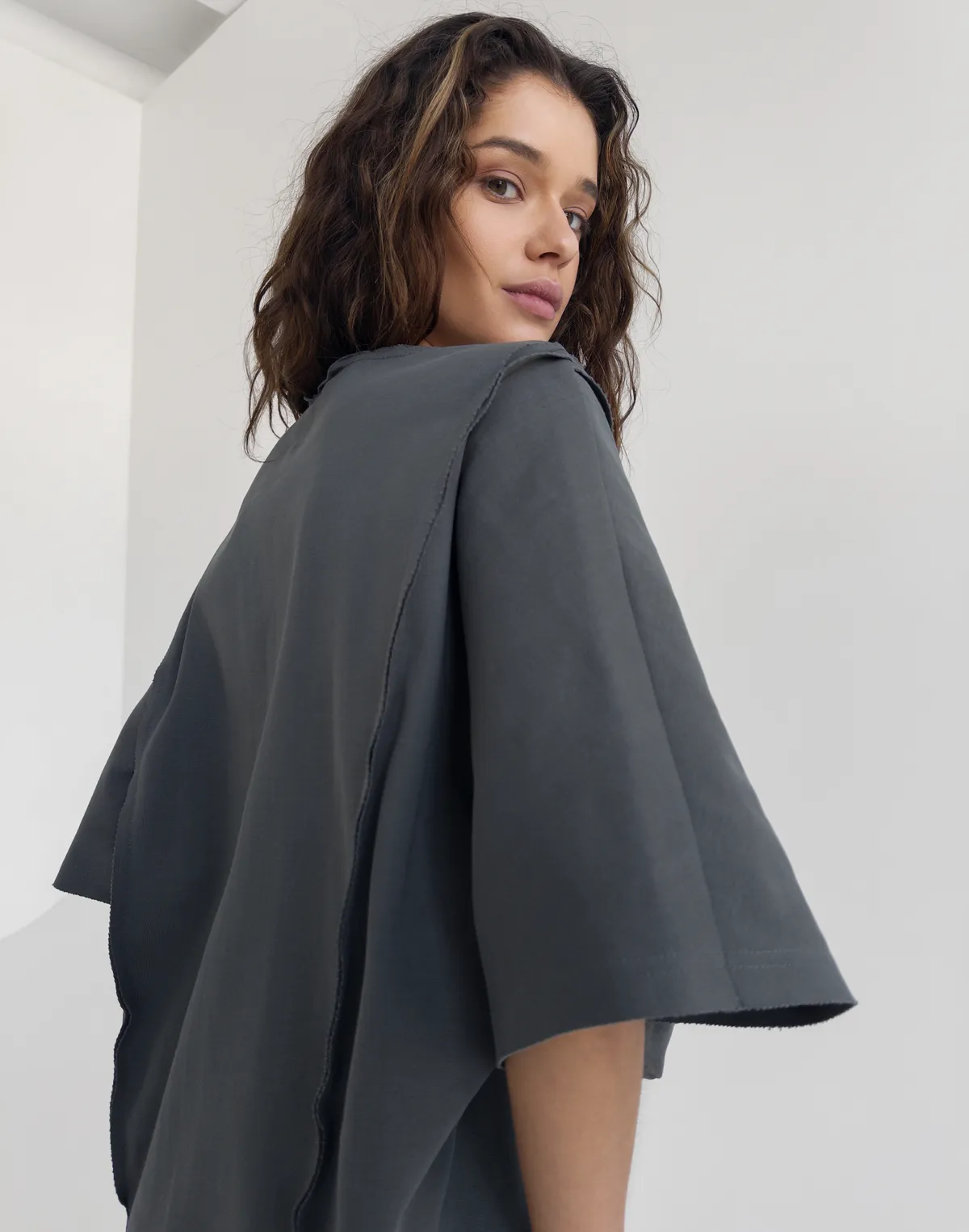 Футболка оверсайз з плотного трикотажу з боковими швами, графіт - Фото 6