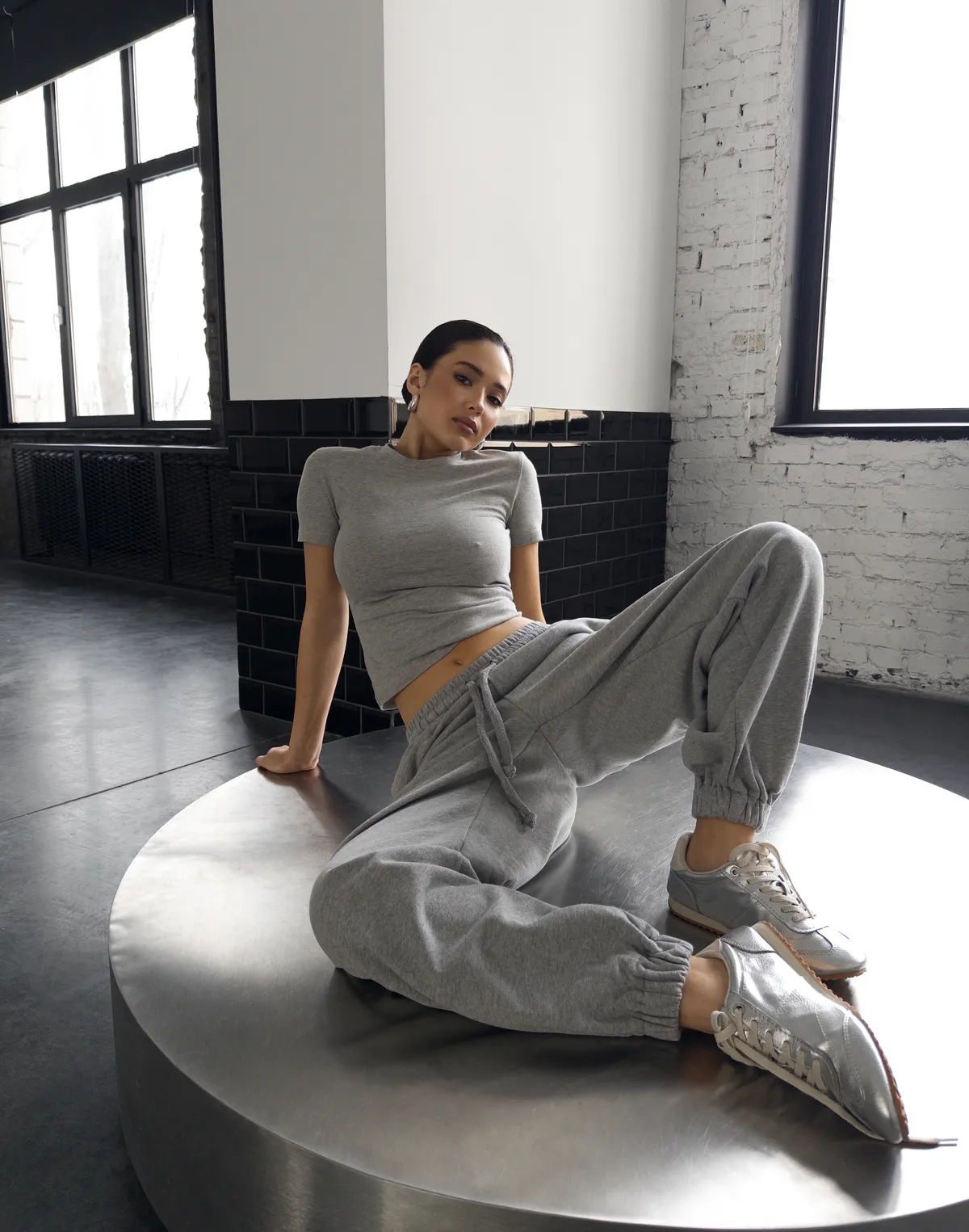 Футболка по фігурі з м'якого бавовняного матеріалу, сірий меланж - Фото 6