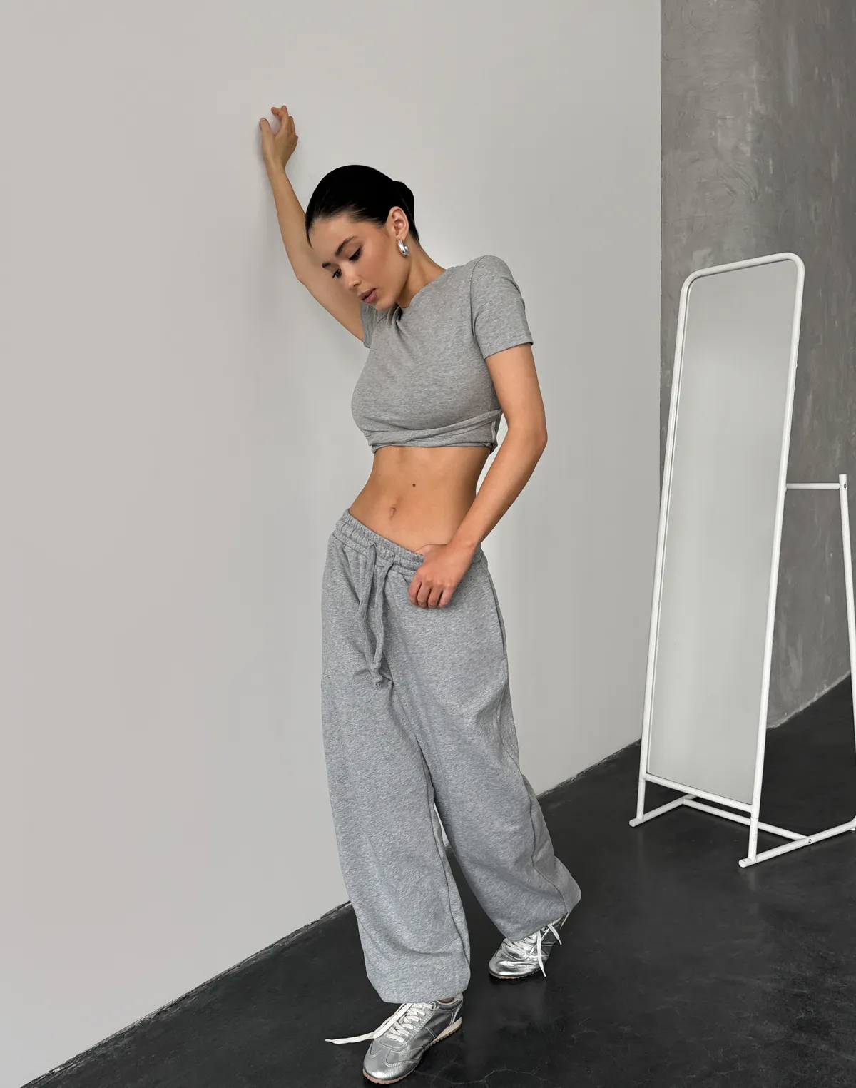 Футболка по фігурі з м'якого бавовняного матеріалу, сірий меланж - Фото 5