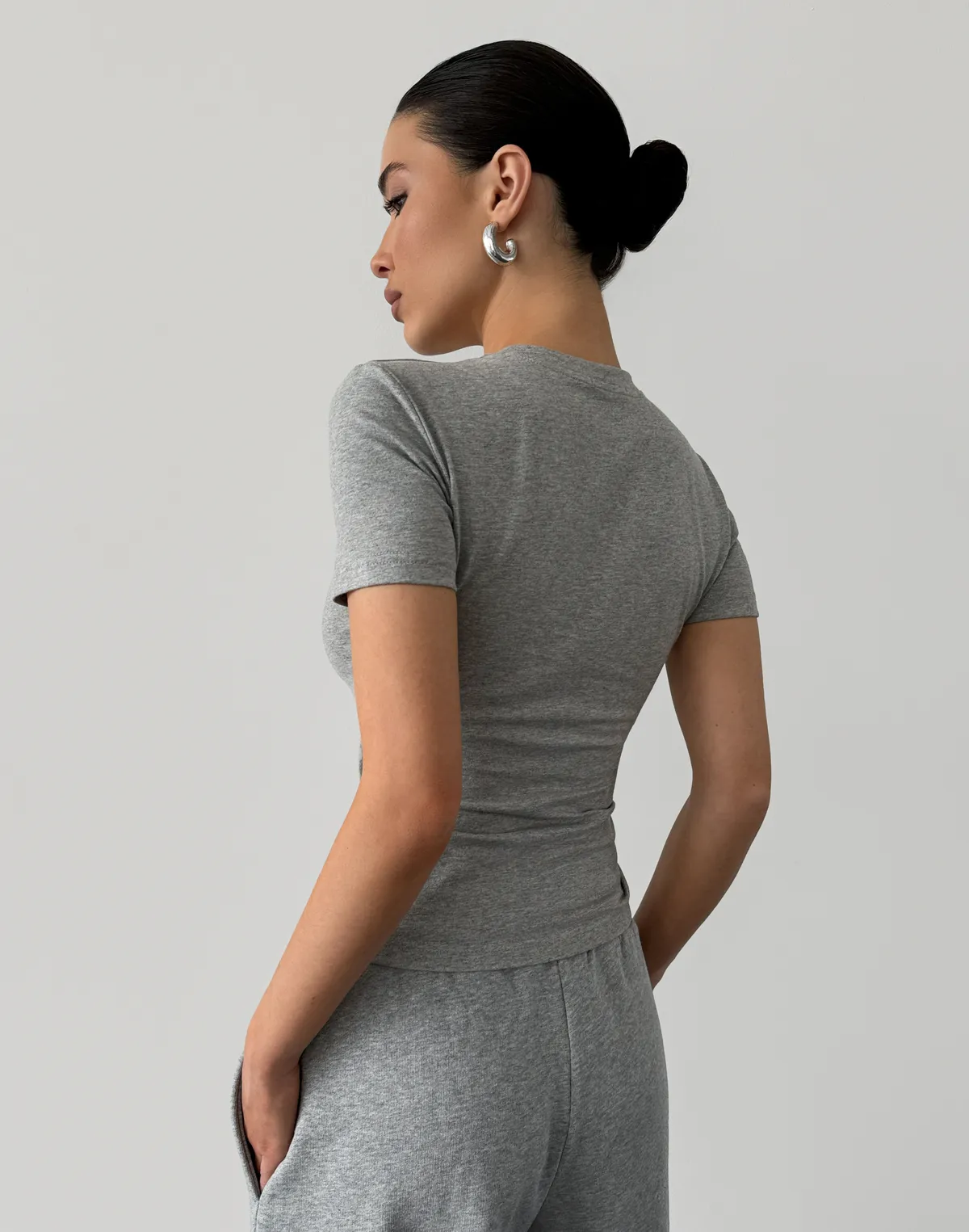 Футболка по фігурі з м'якого бавовняного матеріалу, сірий меланж - Фото 2