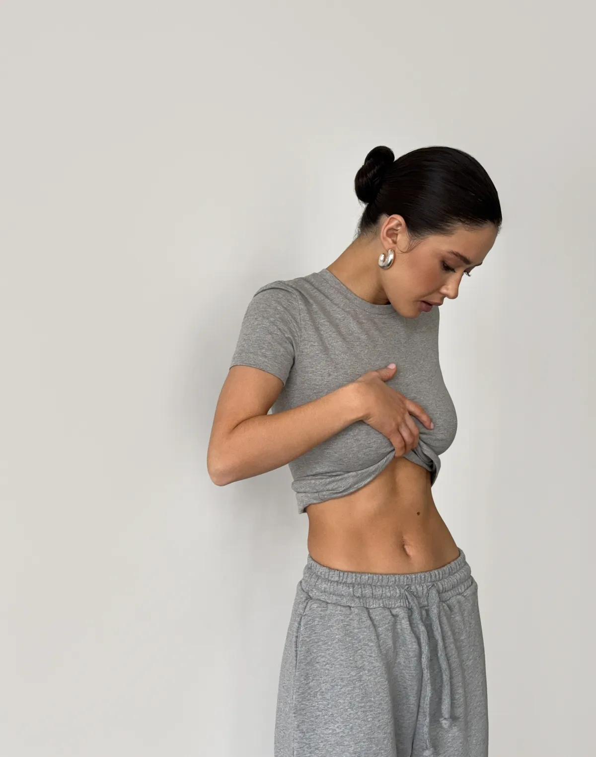 Футболка по фігурі з м'якого бавовняного матеріалу, сірий меланж - Фото 3