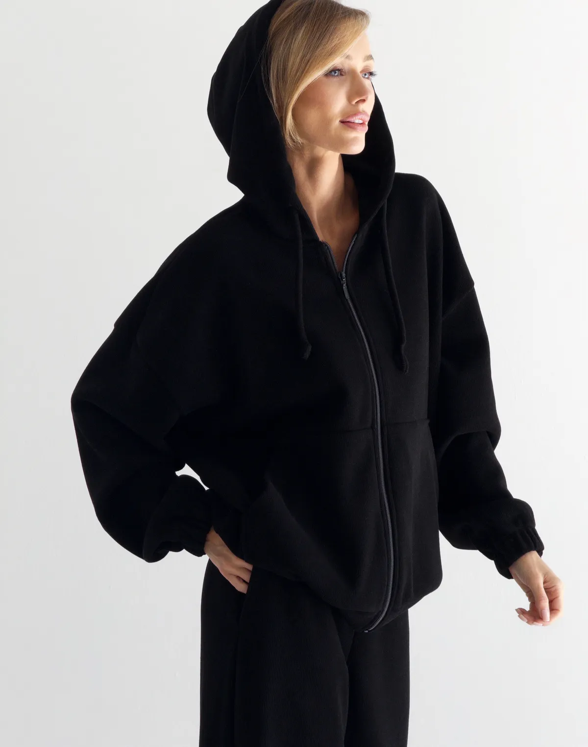 Зіпер жіночий оверсайз з текстурованої тканини у рубчик, чорний - Фото 8