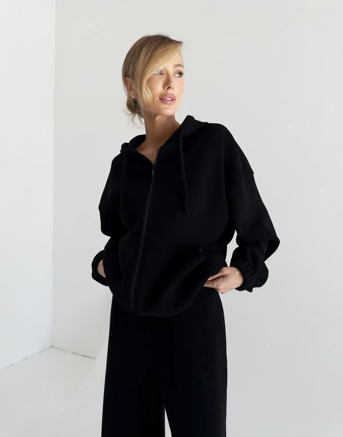 Зіпер жіночий оверсайз з текстурованої тканини у рубчик, чорний - Фото 7