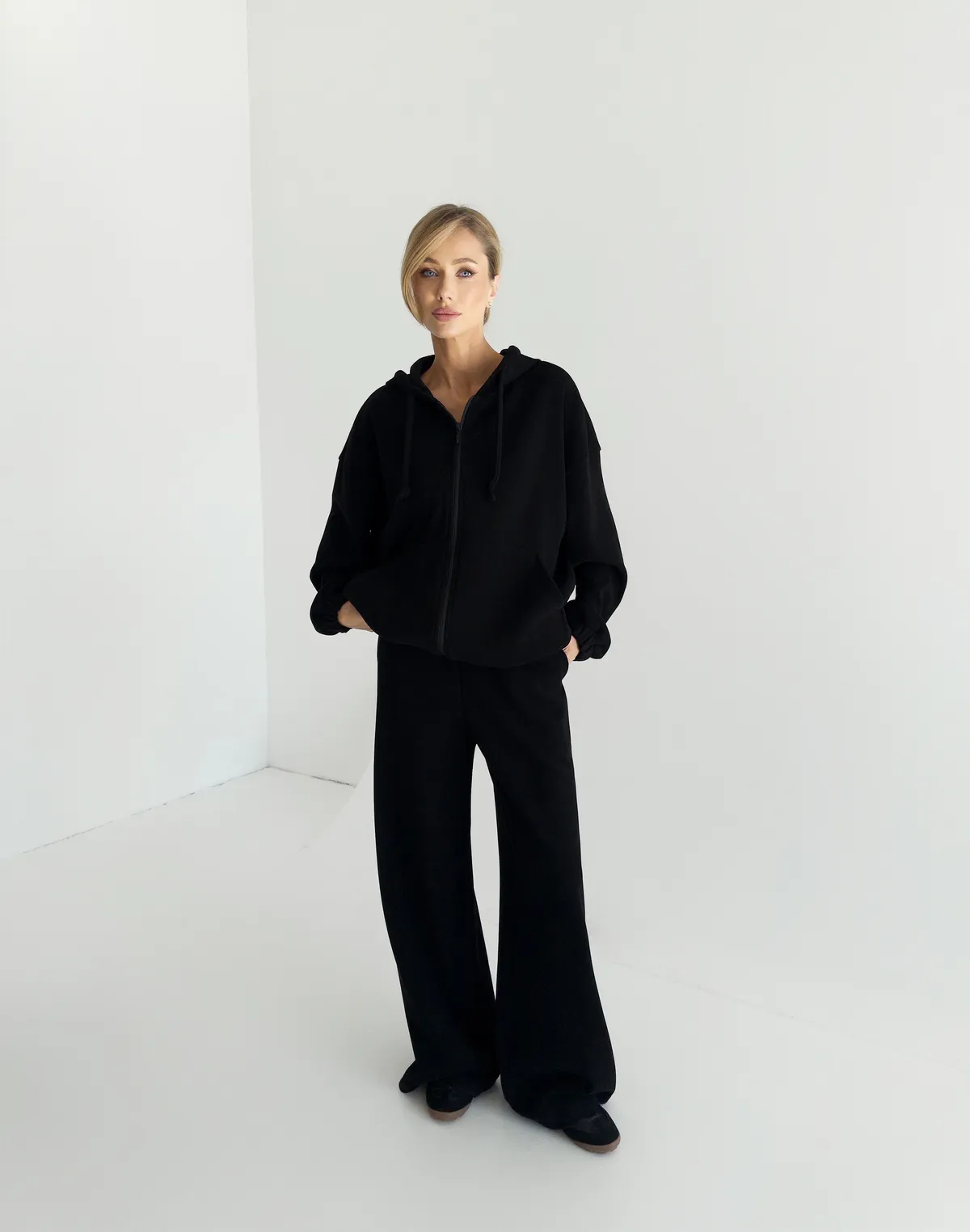 Штани спортивні оверсайз з текстурованої тканини у рубчик, чорні - Фото 7