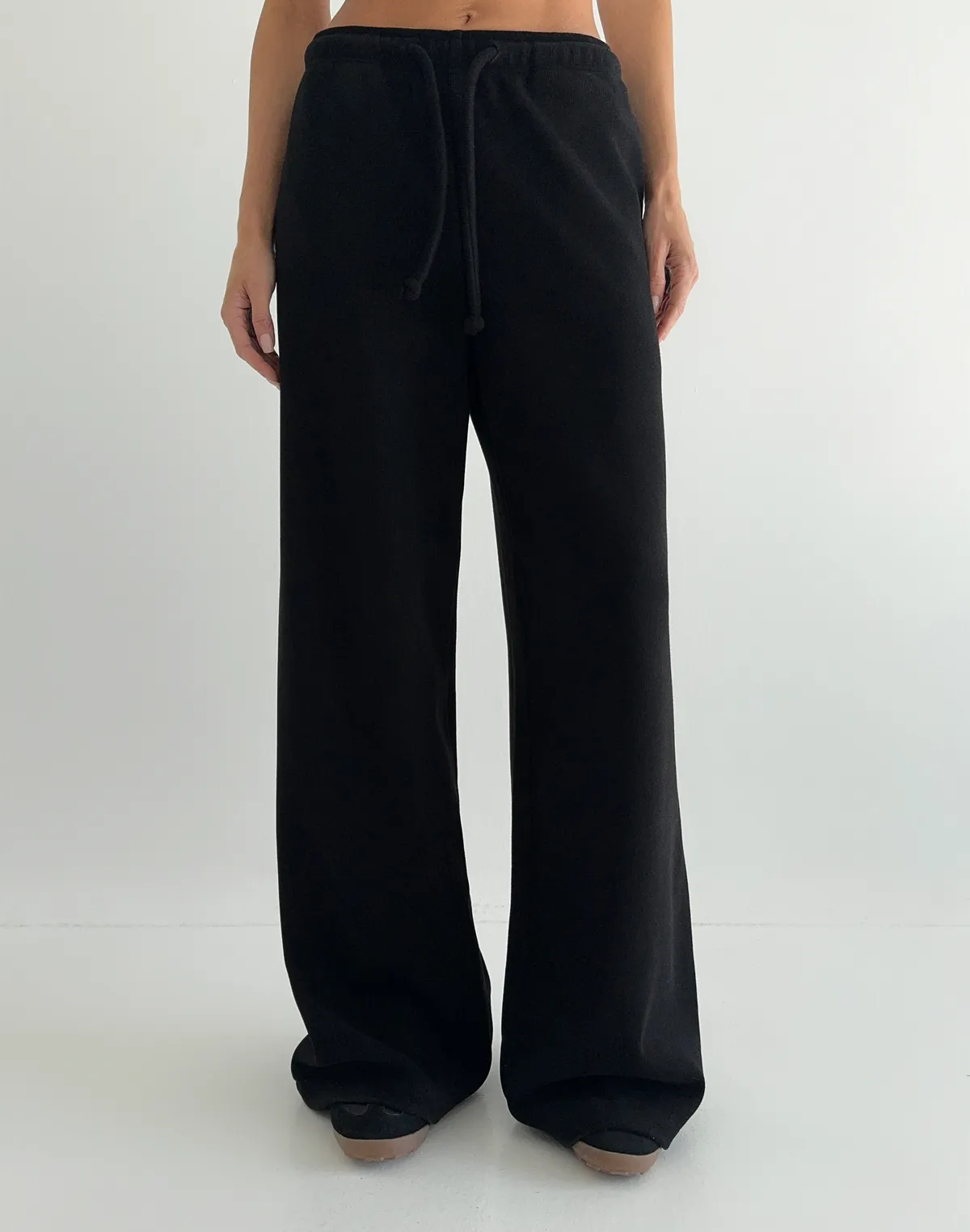 Штани спортивні оверсайз з текстурованої тканини у рубчик, чорні - Фото 1