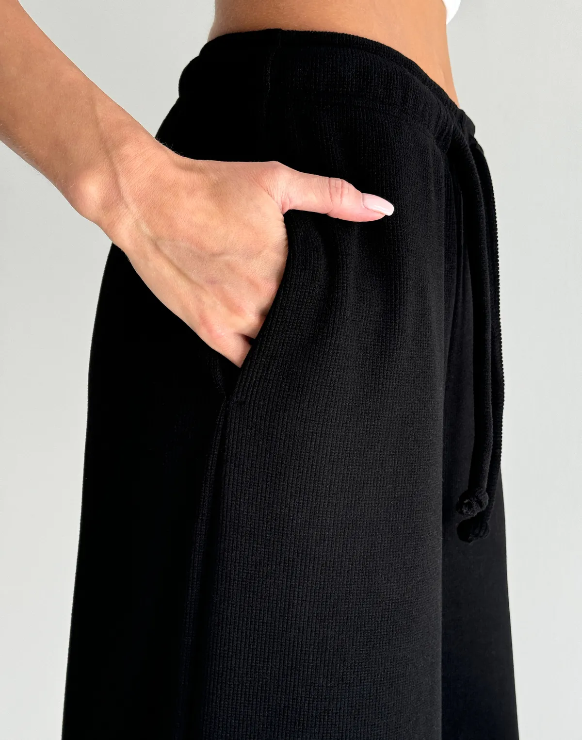 Штани спортивні оверсайз з текстурованої тканини у рубчик, чорні - Фото 5