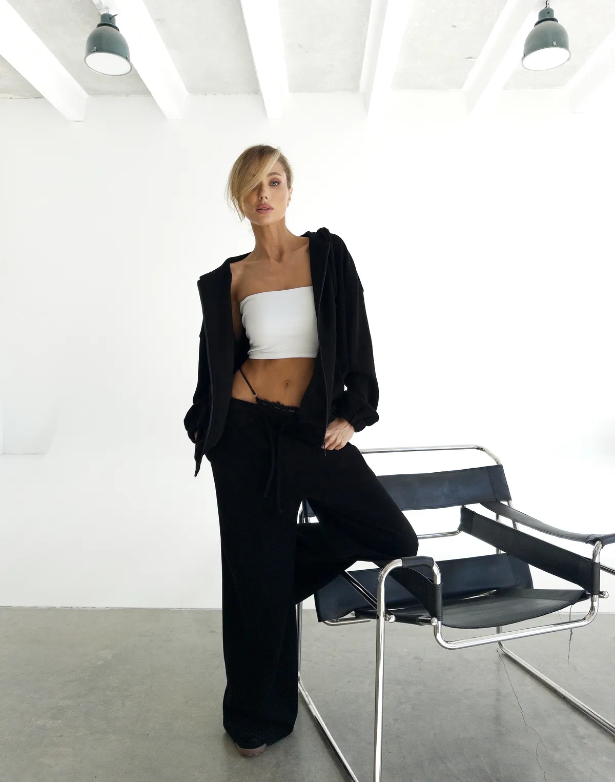 Штани спортивні оверсайз з текстурованої тканини у рубчик, чорні - Фото 4