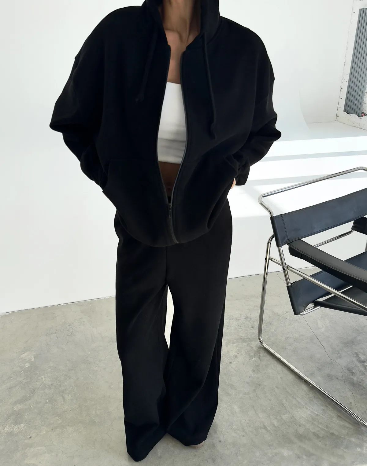 Комплект з текстурованої тканини у рубчик оверсайз зіпер та штани спортивні, чорні - Фото 4