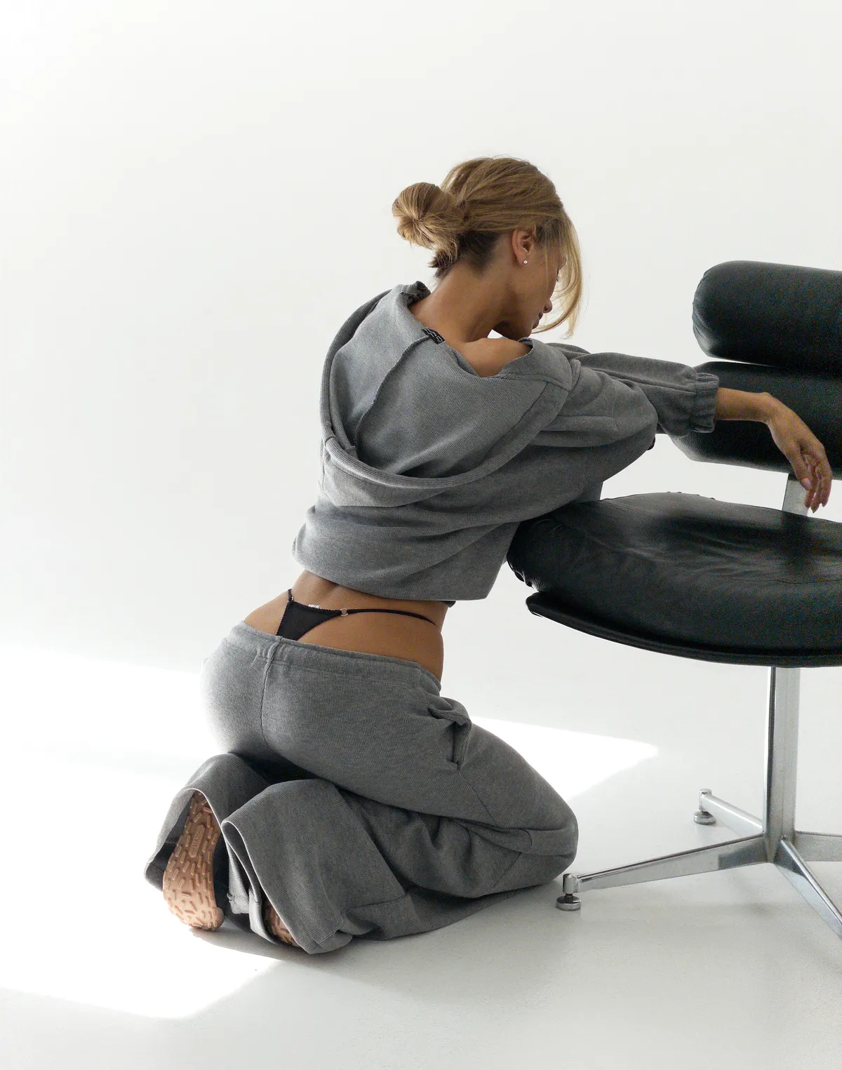 Комплект з текстурованої тканини у рубчик оверсайз зіпер та штани спортивні, сірі - Фото 6