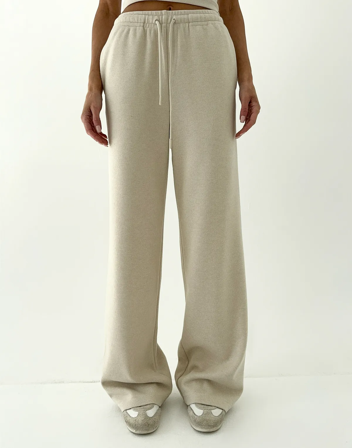Штани спортивні прямого приталеного крою з текстурованої тканини у рубчик, кремові - Фото 1