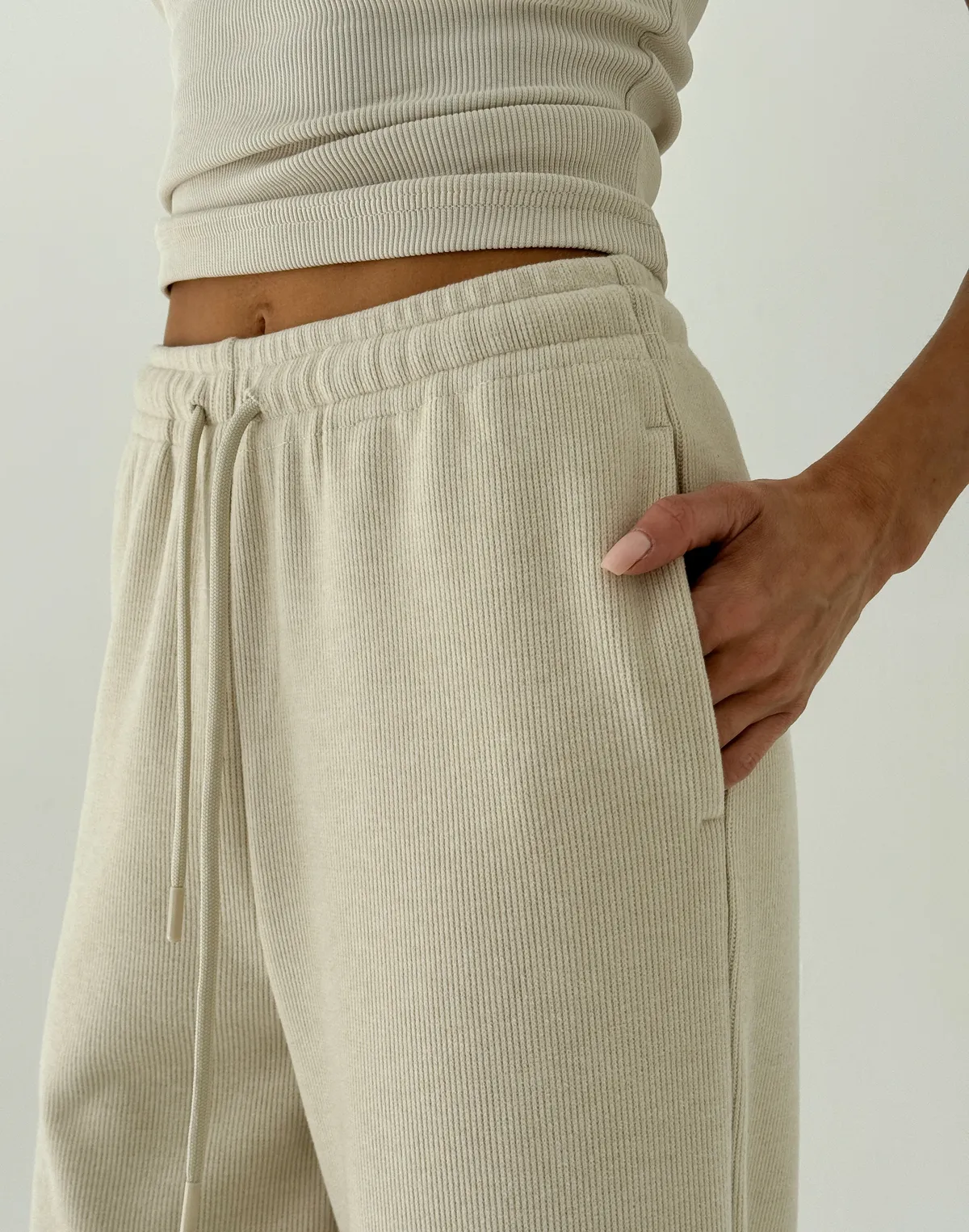 Штани спортивні прямого приталеного крою з текстурованої тканини у рубчик, кремові - Фото 6