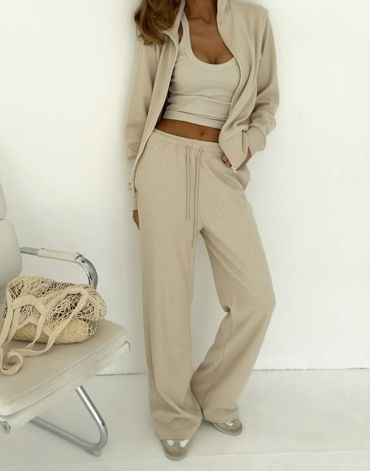 Комплект з текстурованої тканини у рубчик приталені зіпер та штани спортивні прямого крою, кремові - Фото 8