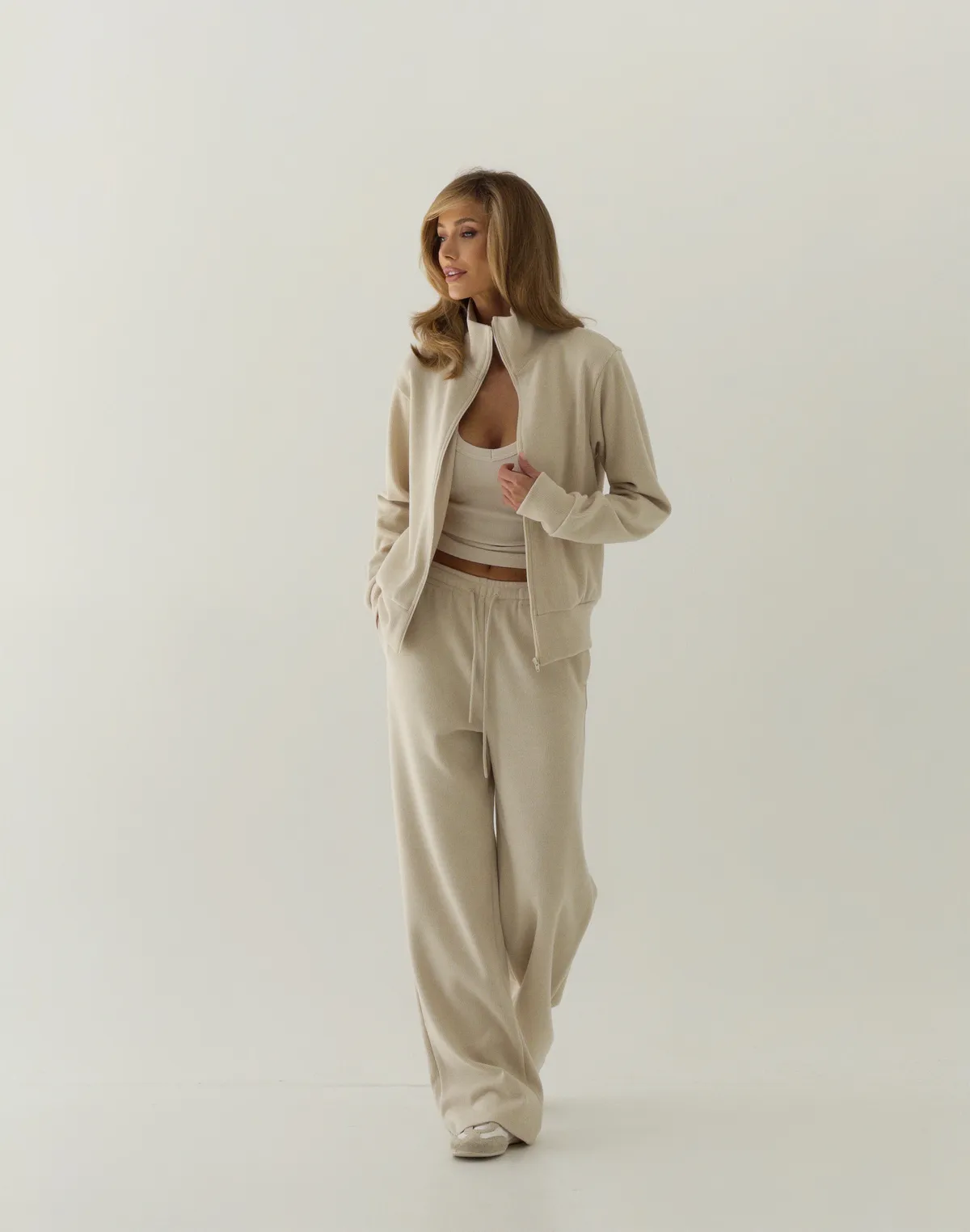 Штани спортивні прямого приталеного крою з текстурованої тканини у рубчик, кремові - Фото 5