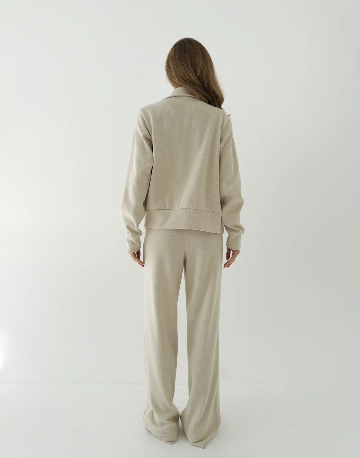 Комплект з текстурованої тканини у рубчик приталені зіпер та штани спортивні прямого крою, кремові - Фото 2