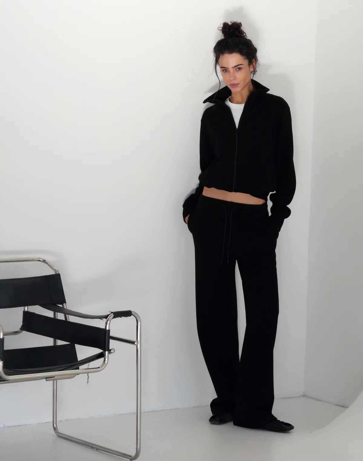 Штани спортивні прямого приталеного крою з текстурованої тканини у рубчик, чорні - Фото 7