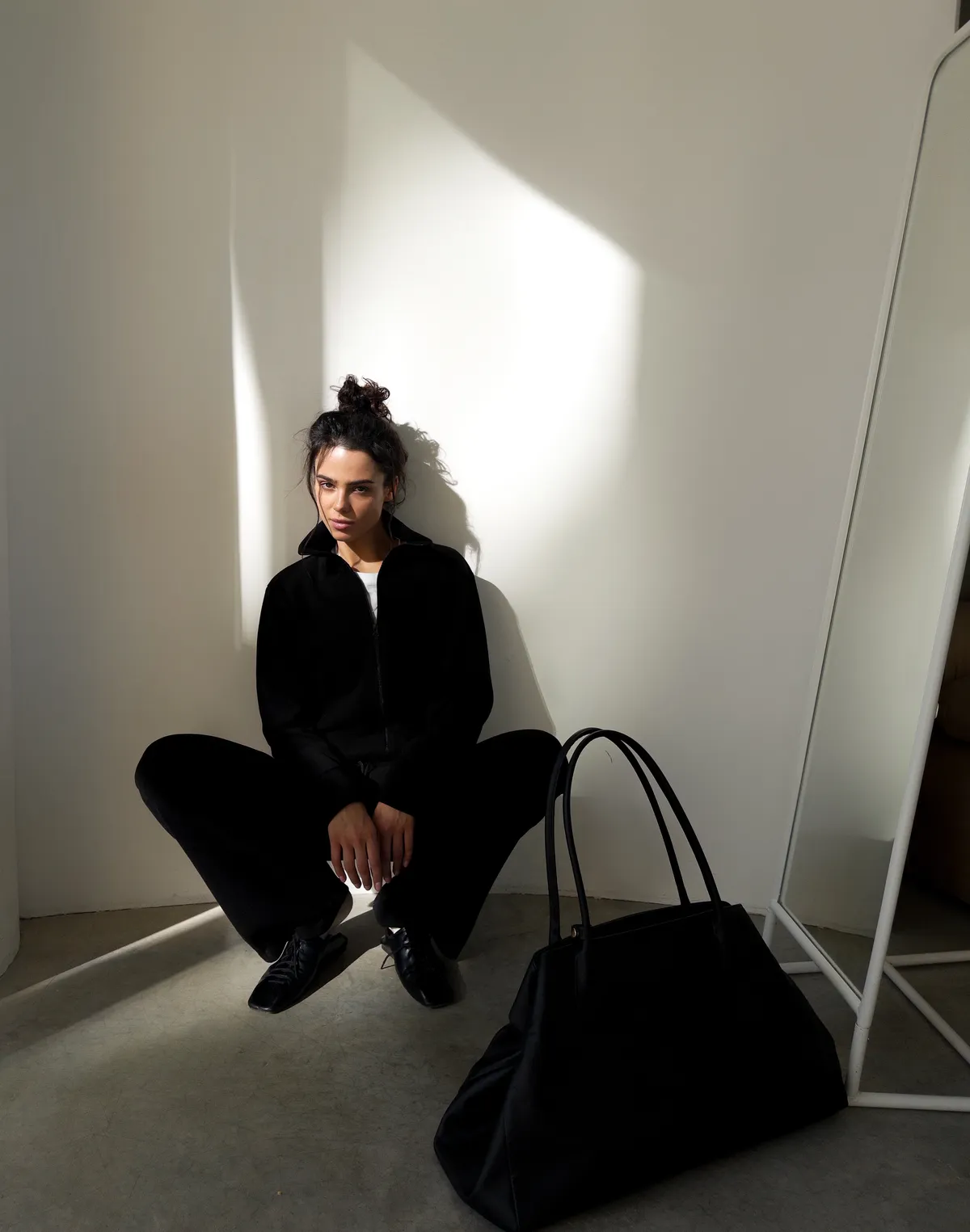 Штани спортивні прямого приталеного крою з текстурованої тканини у рубчик, чорні - Фото 6