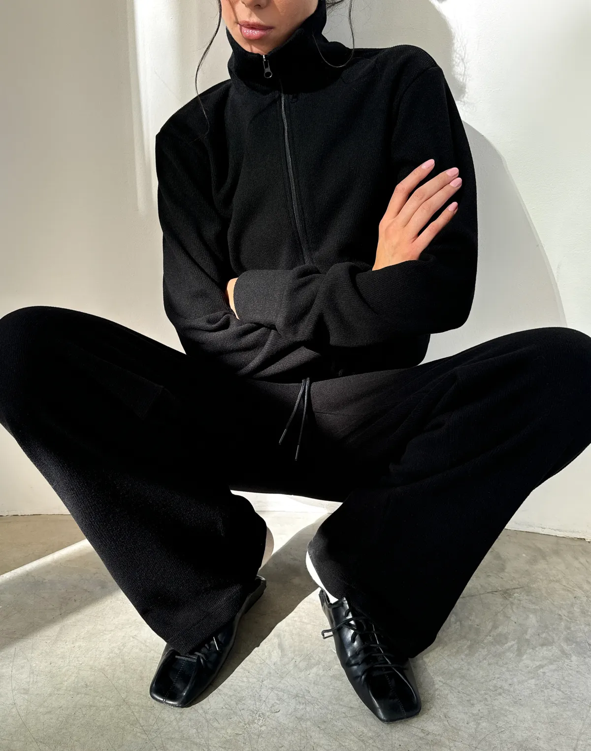 Штани спортивні прямого приталеного крою з текстурованої тканини у рубчик, чорні - Фото 4