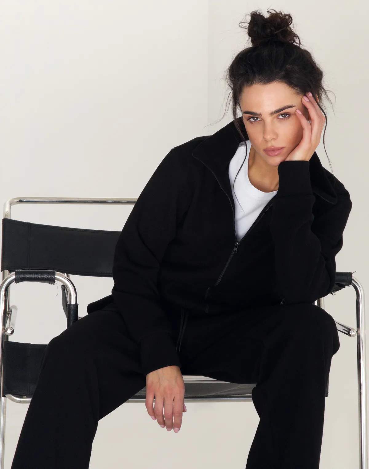 Комплект з текстурованої тканини у рубчик приталені зіпер та штани спортивні прямого крою, чорні - Фото 6