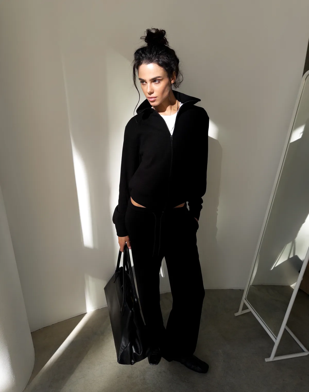 Штани спортивні прямого приталеного крою з текстурованої тканини у рубчик, чорні - Фото 3