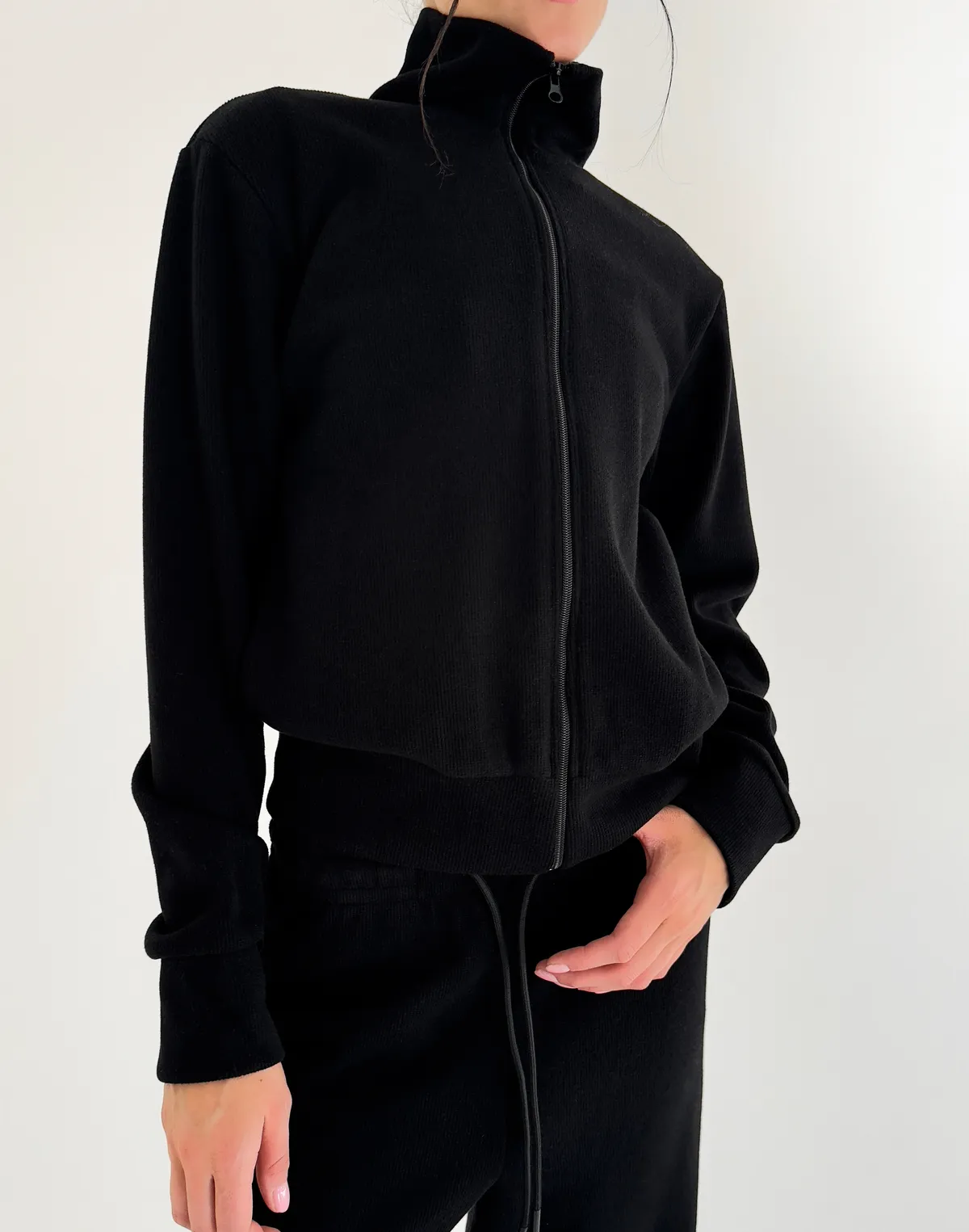 Зіпер приталений з текстурованої тканини у рубчик, чорний - Фото 1