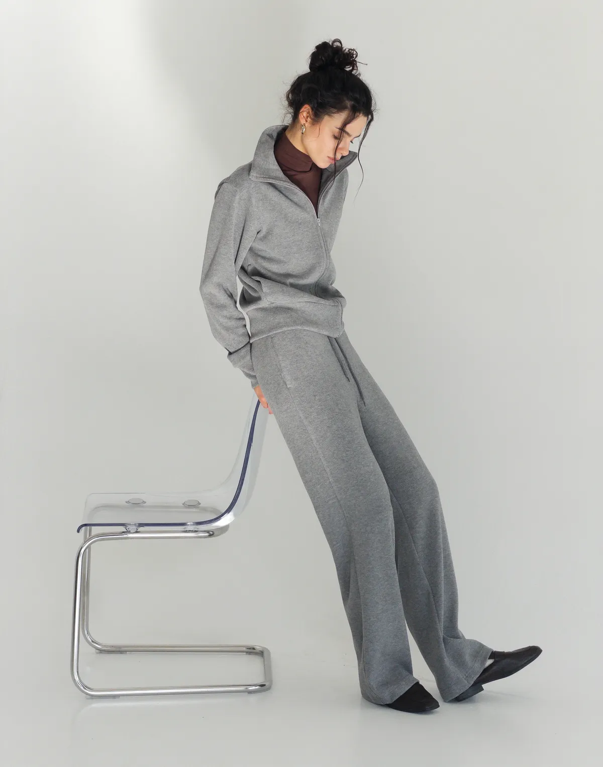 Штани спортивні прямого приталеного крою з текстурованої тканини у рубчик, сірі - Фото 3