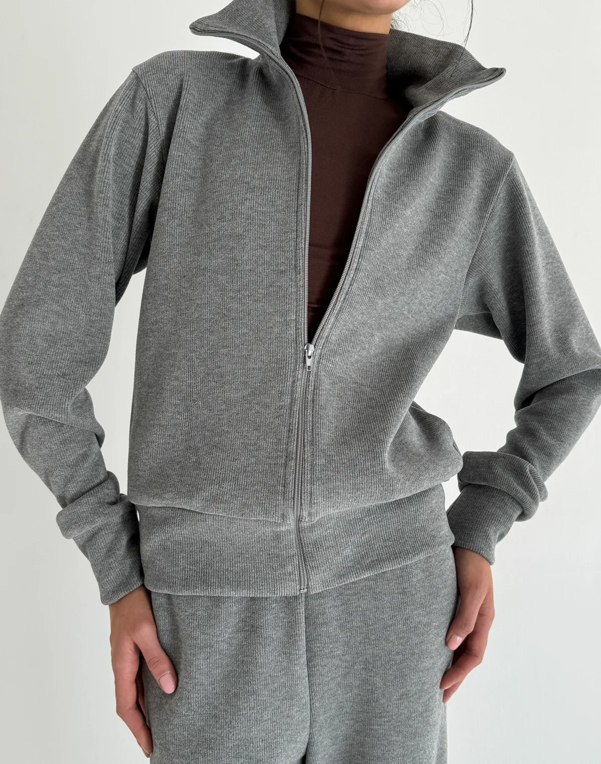 Зіпер приталений з текстурованої тканини у рубчик, сірий - Фото 5