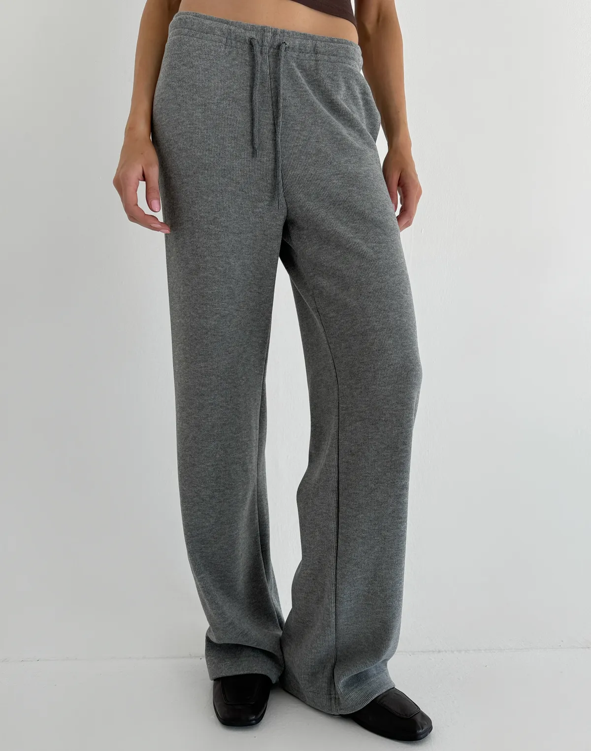 Штани спортивні прямого приталеного крою з текстурованої тканини у рубчик, сірі - Фото 1