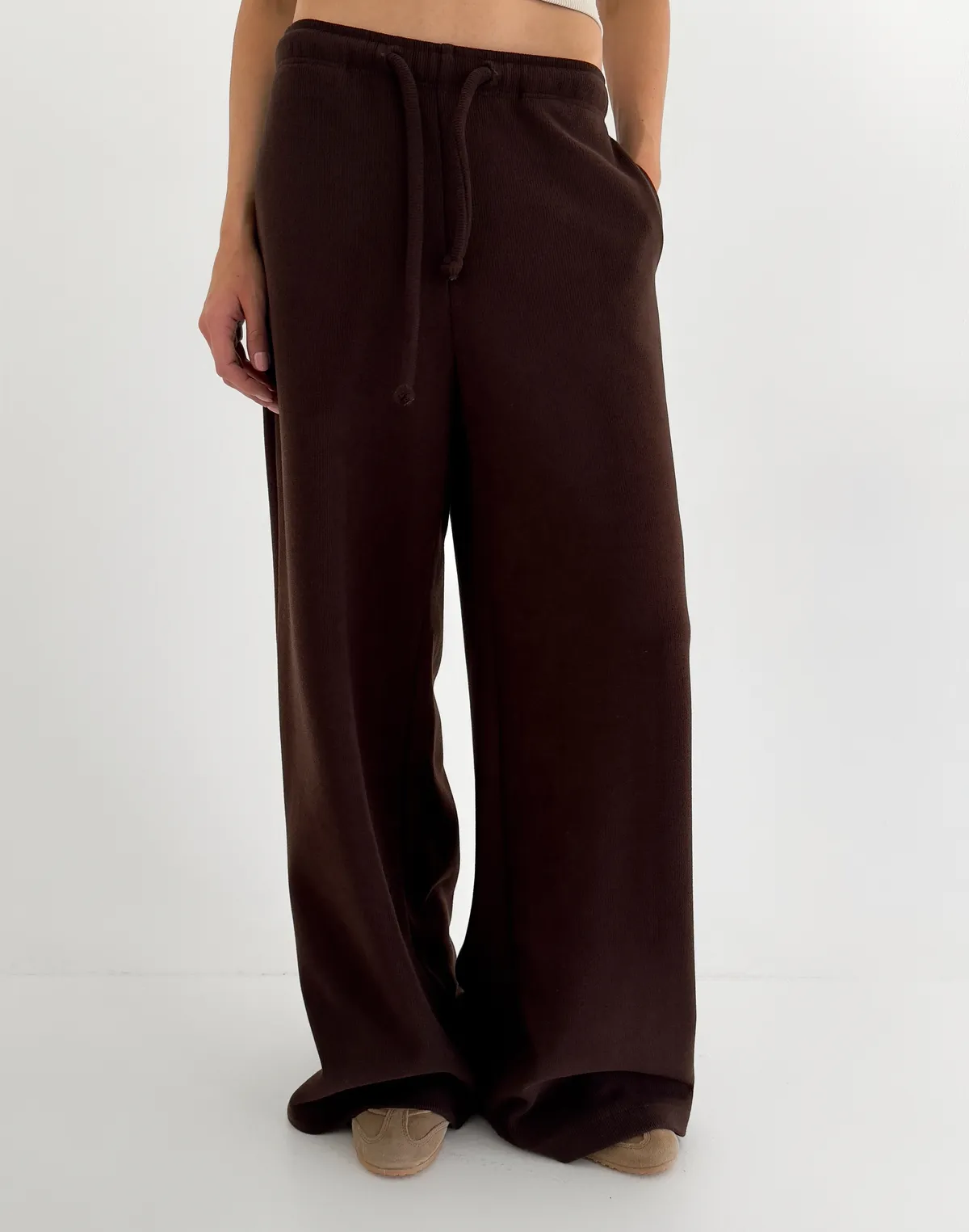 Штани спортивні оверсайз з текстурованої тканини у рубчик, шоколадні - Фото 1