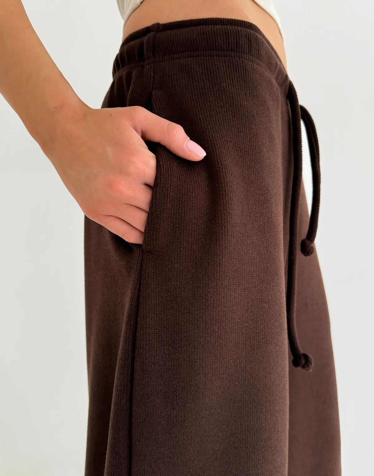Штани спортивні оверсайз з текстурованої тканини у рубчик, шоколадні - Фото 6