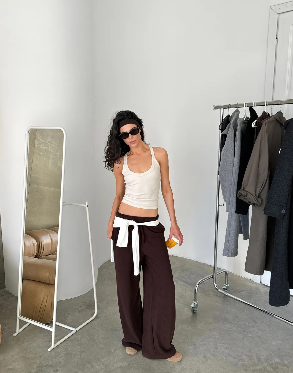 Штани спортивні оверсайз з текстурованої тканини у рубчик, шоколадні - Фото 8