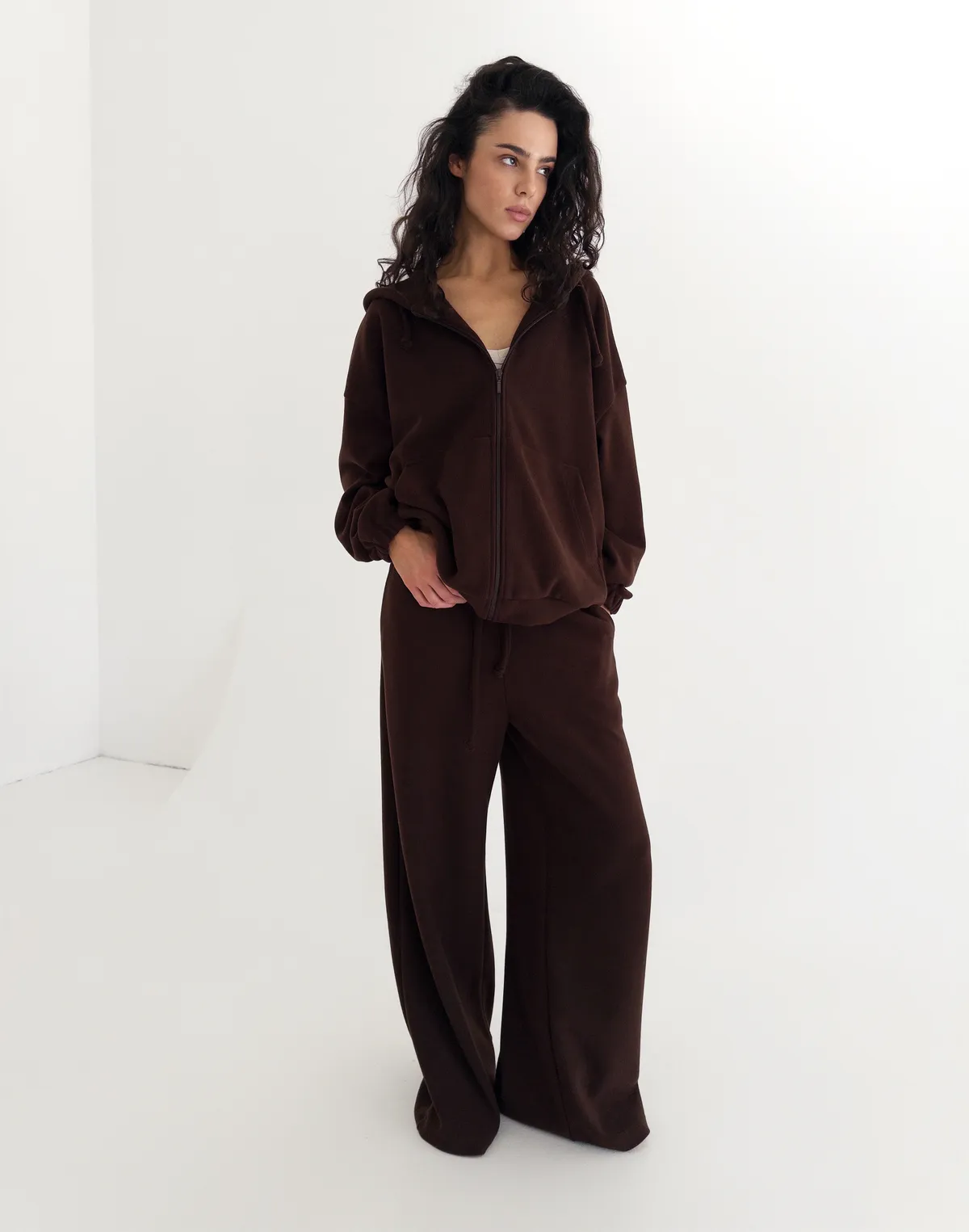 Комплект з текстурованої тканини у рубчик оверсайз зіпер та штани спортивні, шоколадні - Фото 7