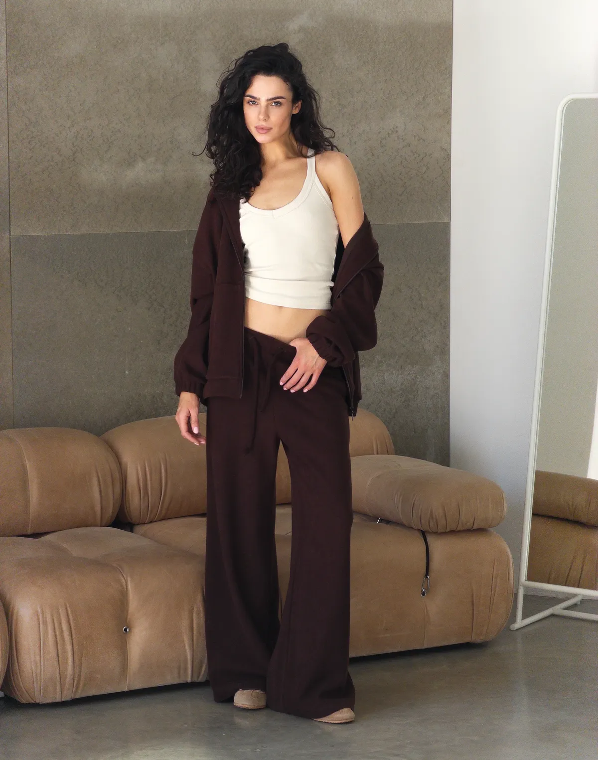 Штани спортивні оверсайз з текстурованої тканини у рубчик, шоколадні - Фото 5