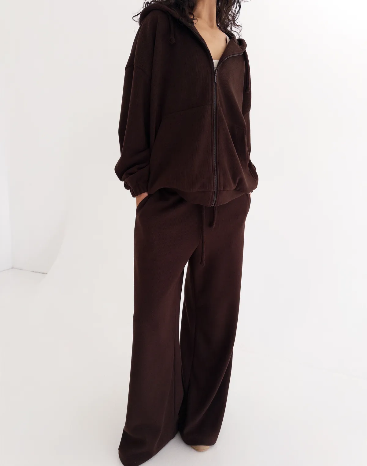 Комплект з текстурованої тканини у рубчик оверсайз зіпер та штани спортивні, шоколадні - Фото 1