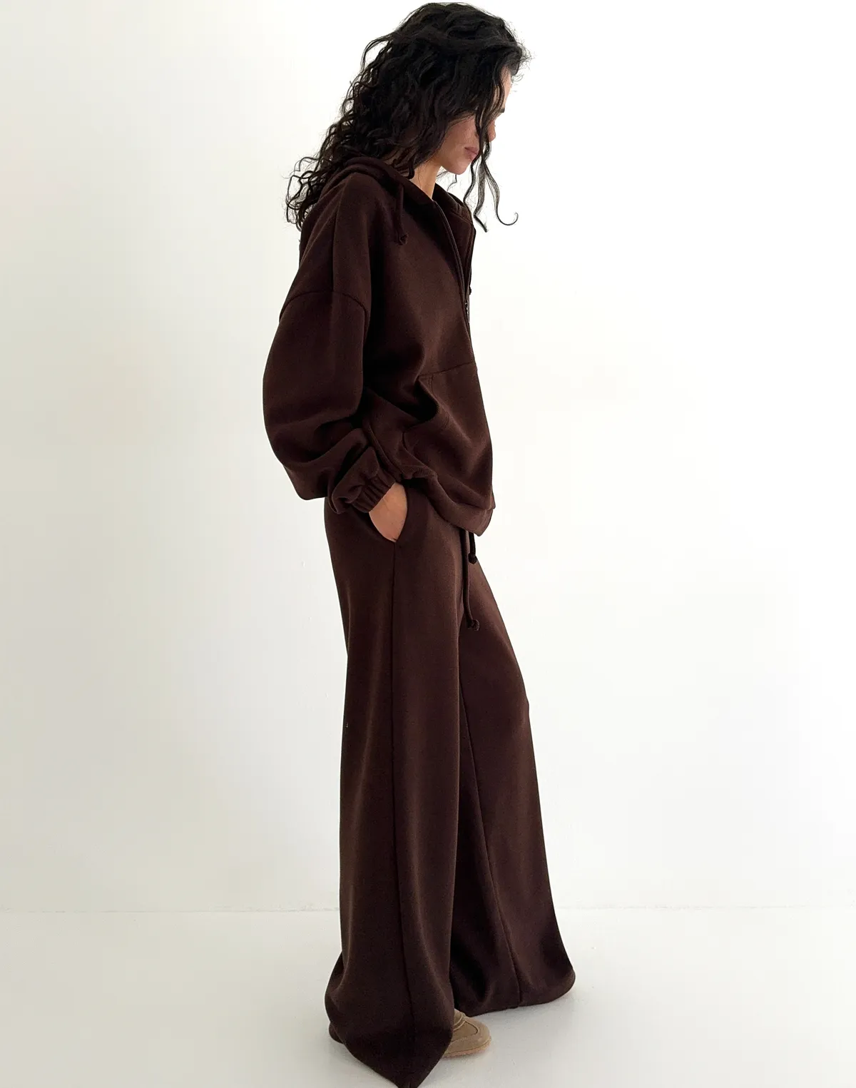 Комплект з текстурованої тканини у рубчик оверсайз зіпер та штани спортивні, шоколадні - Фото 2