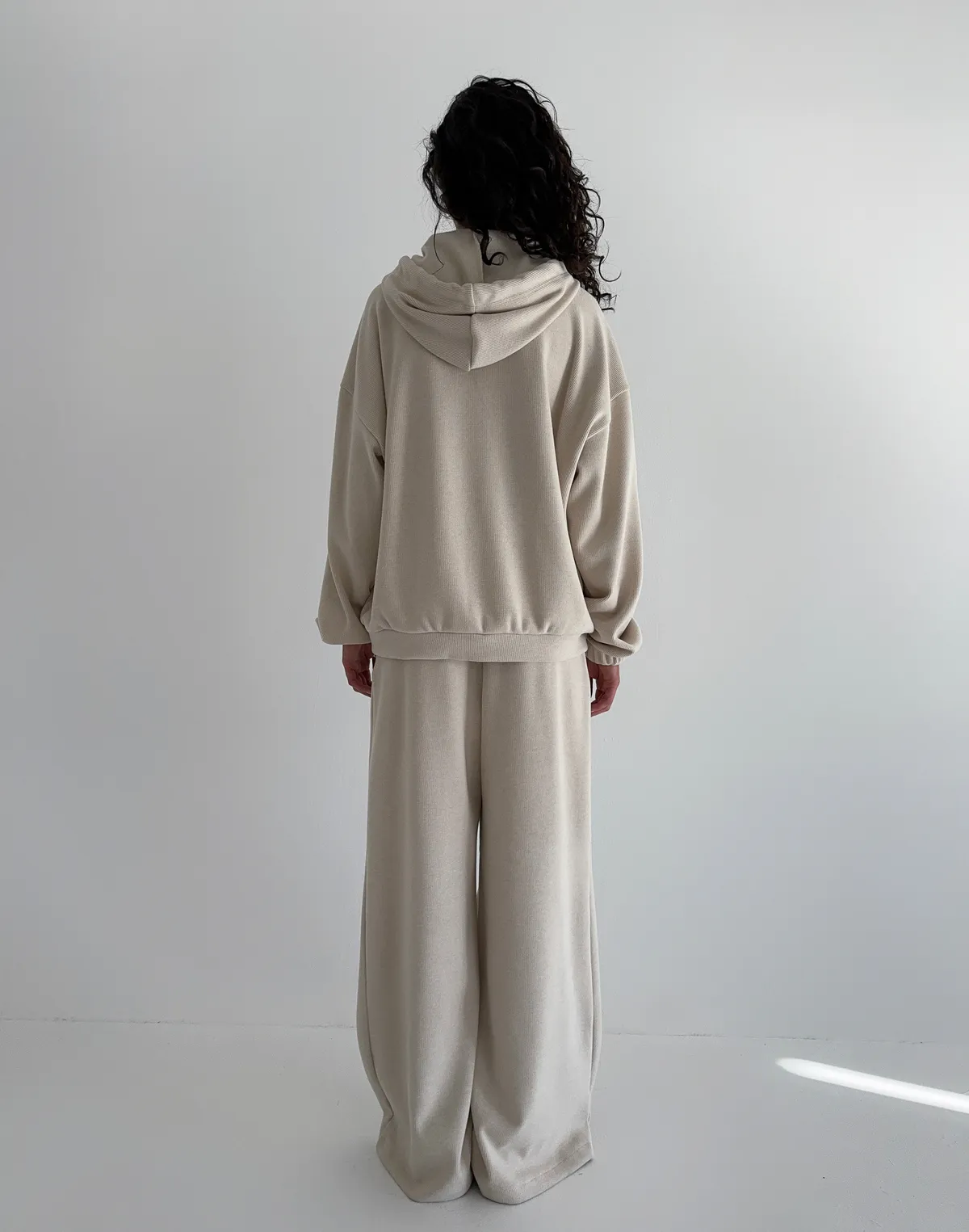Комплект з текстурованої тканини у рубчик оверсайз зіпер та штани спортивні, кремові - Фото 2