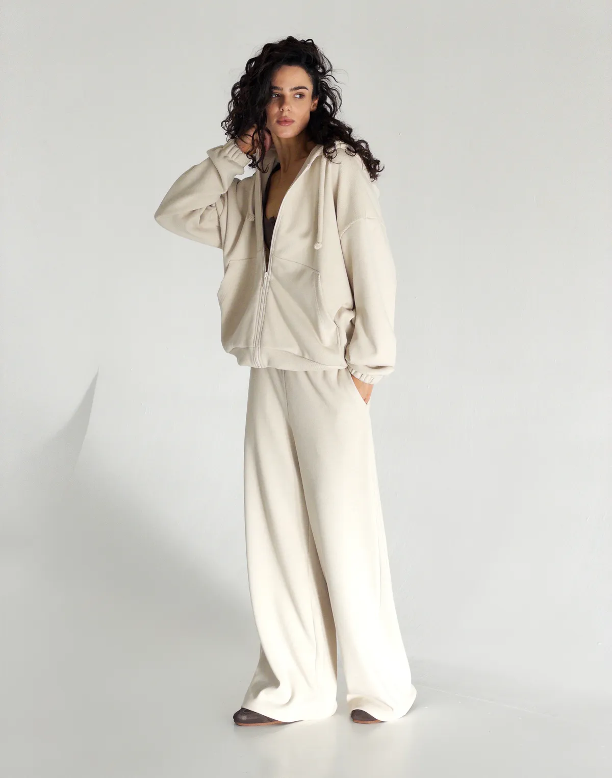 Зіпер жіночий оверсайз з текстурованої тканини у рубчик, кремовий - Фото 6