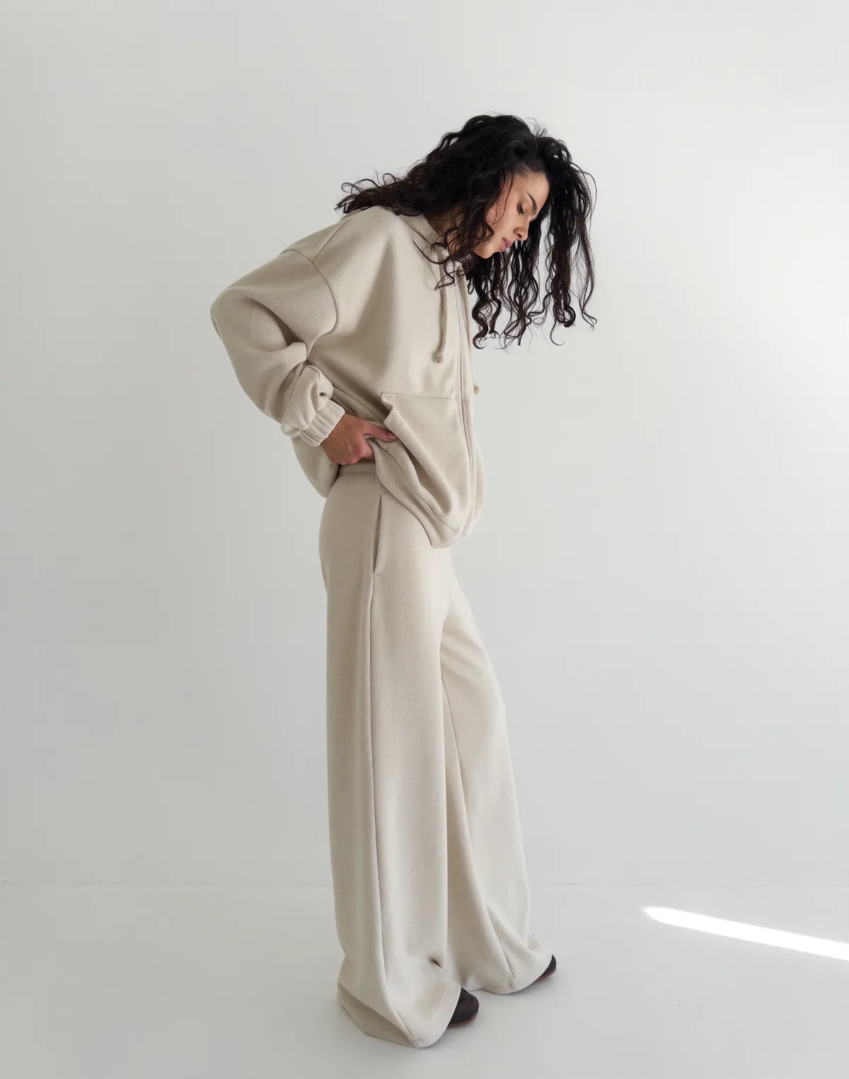 Комплект з текстурованої тканини у рубчик оверсайз зіпер та штани спортивні, кремові - Фото 4