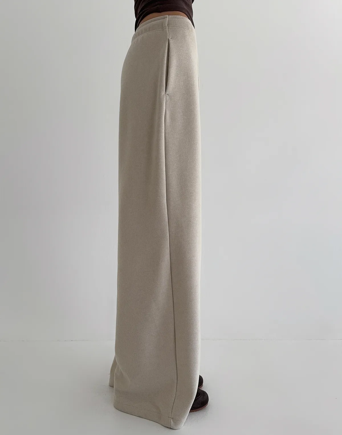 Штани спортивні оверсайз з текстурованої тканини у рубчик, кремові - Фото 5