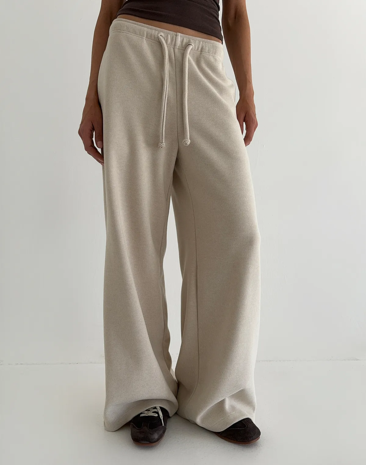 Штани спортивні оверсайз з текстурованої тканини у рубчик, кремові - Фото 1