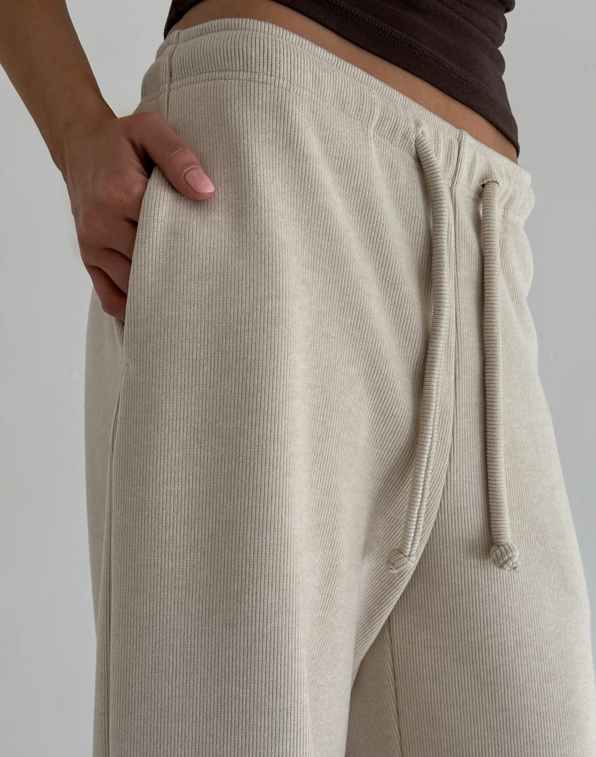 Штани спортивні оверсайз з текстурованої тканини у рубчик, кремові - Фото 4