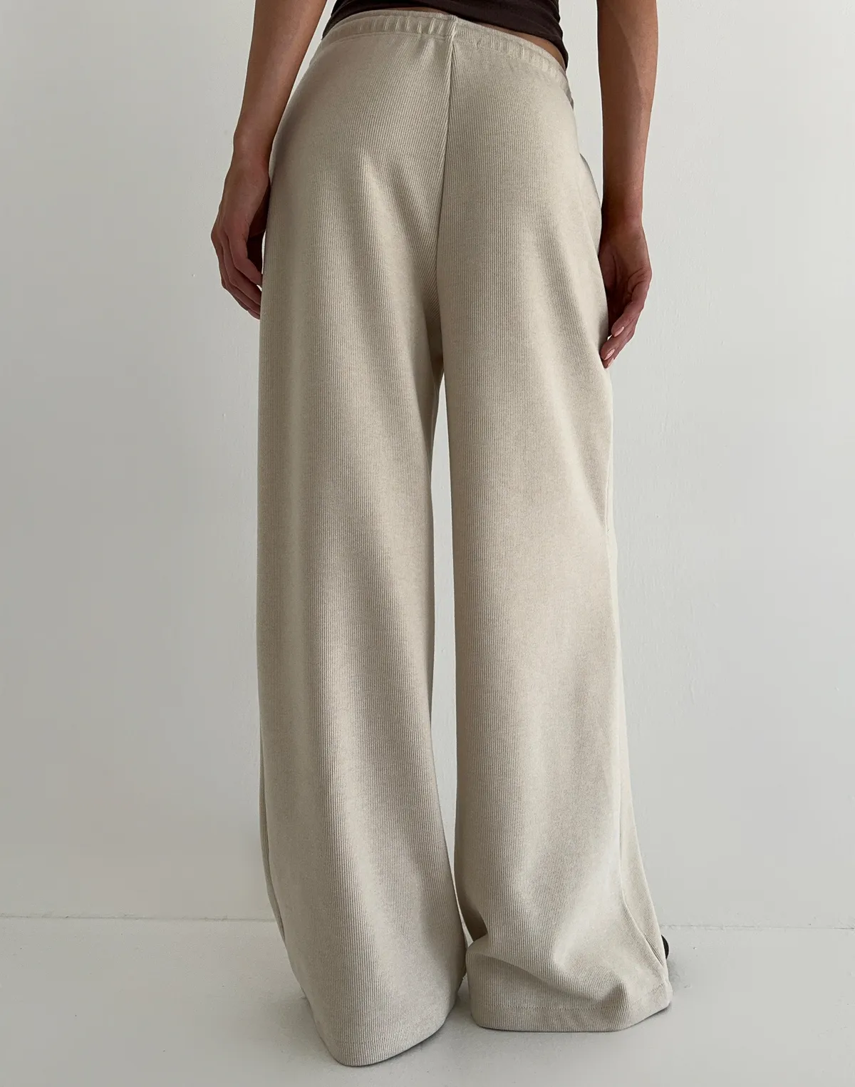 Штани спортивні оверсайз з текстурованої тканини у рубчик, кремові - Фото 2