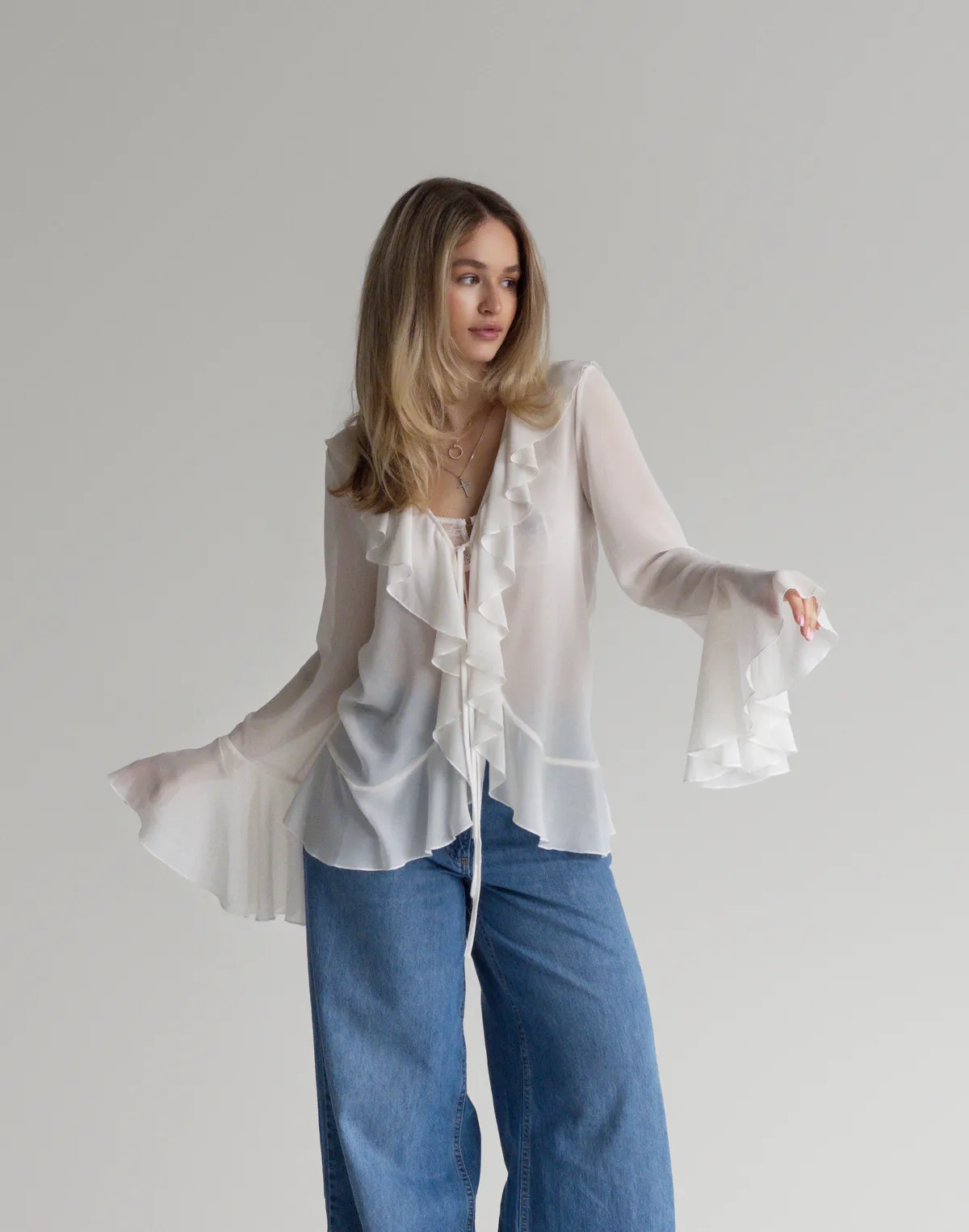 Сорочка з шифону з воланами, біла - Фото 8