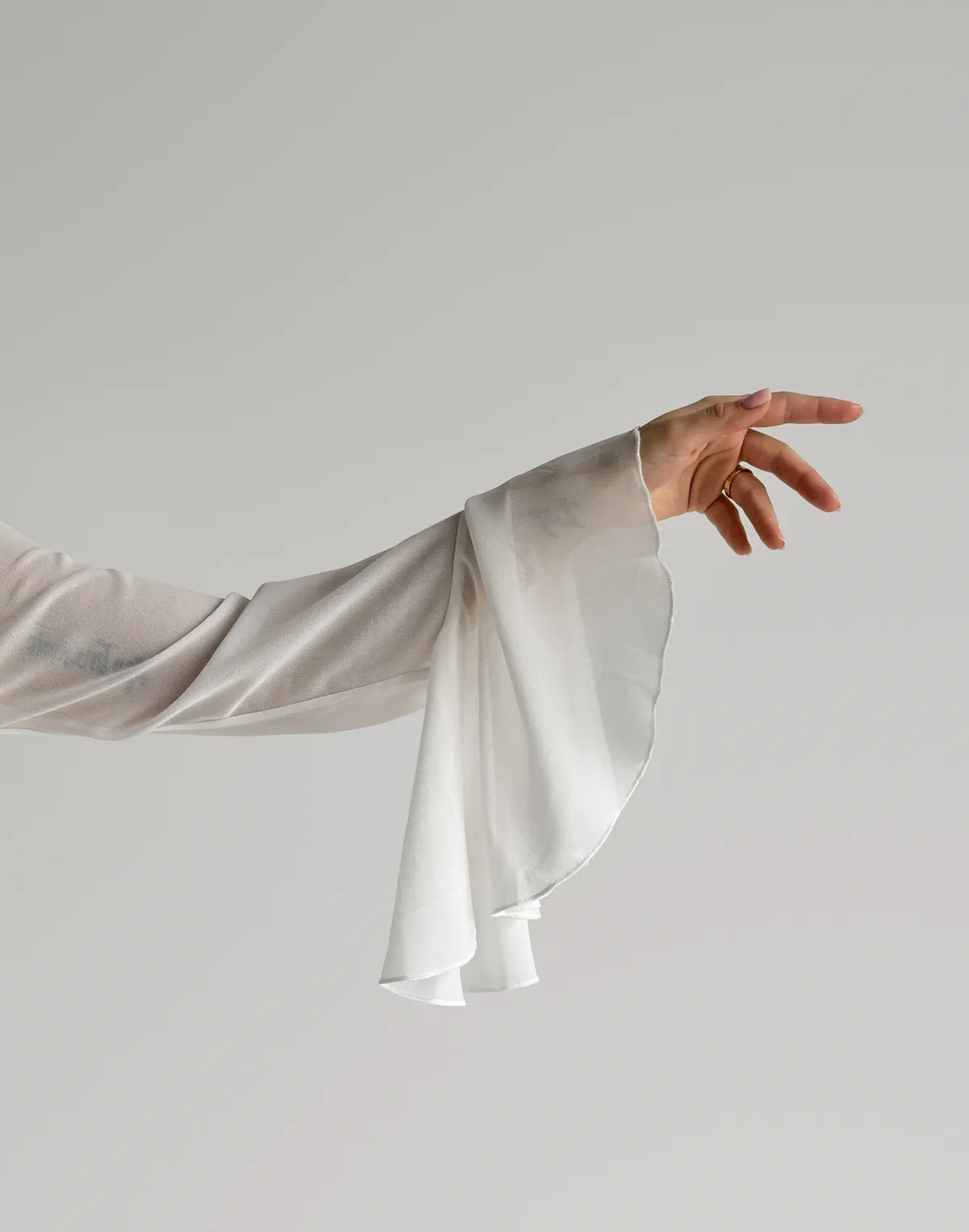 Сорочка з шифону з воланами, біла - Фото 6